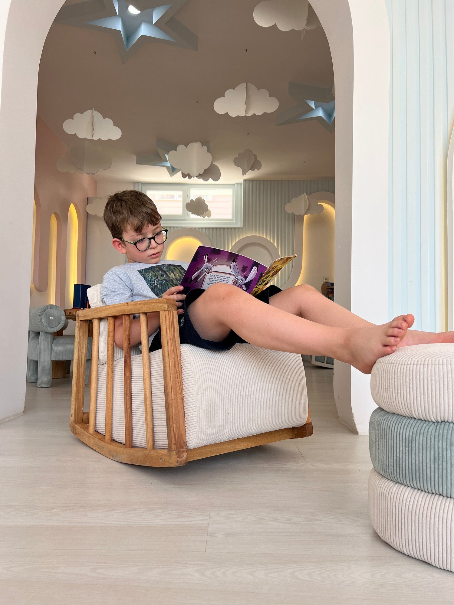 Poltrona Elegante, Branca, 72 x 63 x 50 cm | Estrutura 100% madeira de carpa, tecido 100% poliéster | Estofamento de espuma confortável, perfeito para espaços modernos