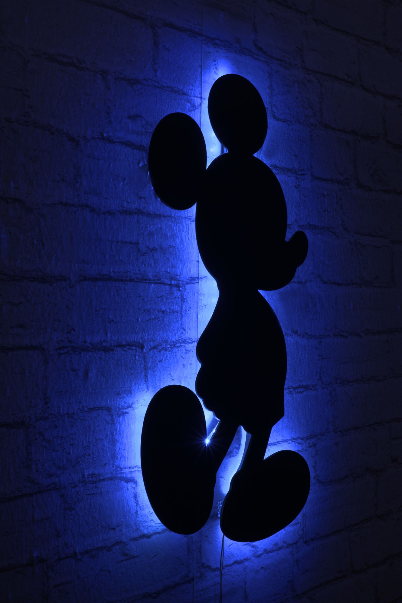 Iluminação LED decorativa na cor azul, 32 x 50 cm | Base em MDF preto, 60 LEDs/m, 300 lúmens, vida útil de 50.000 horas | Sistema de suspensão de parede embutido