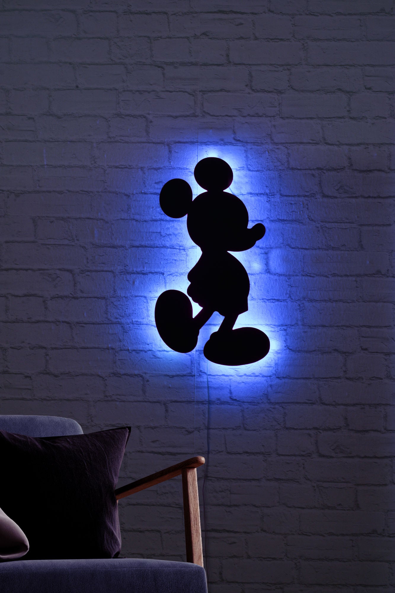 Iluminação LED decorativa na cor azul, 32 x 50 cm | Base em MDF preto, 60 LEDs/m, 300 lúmens, vida útil de 50.000 horas | Sistema de suspensão de parede embutido