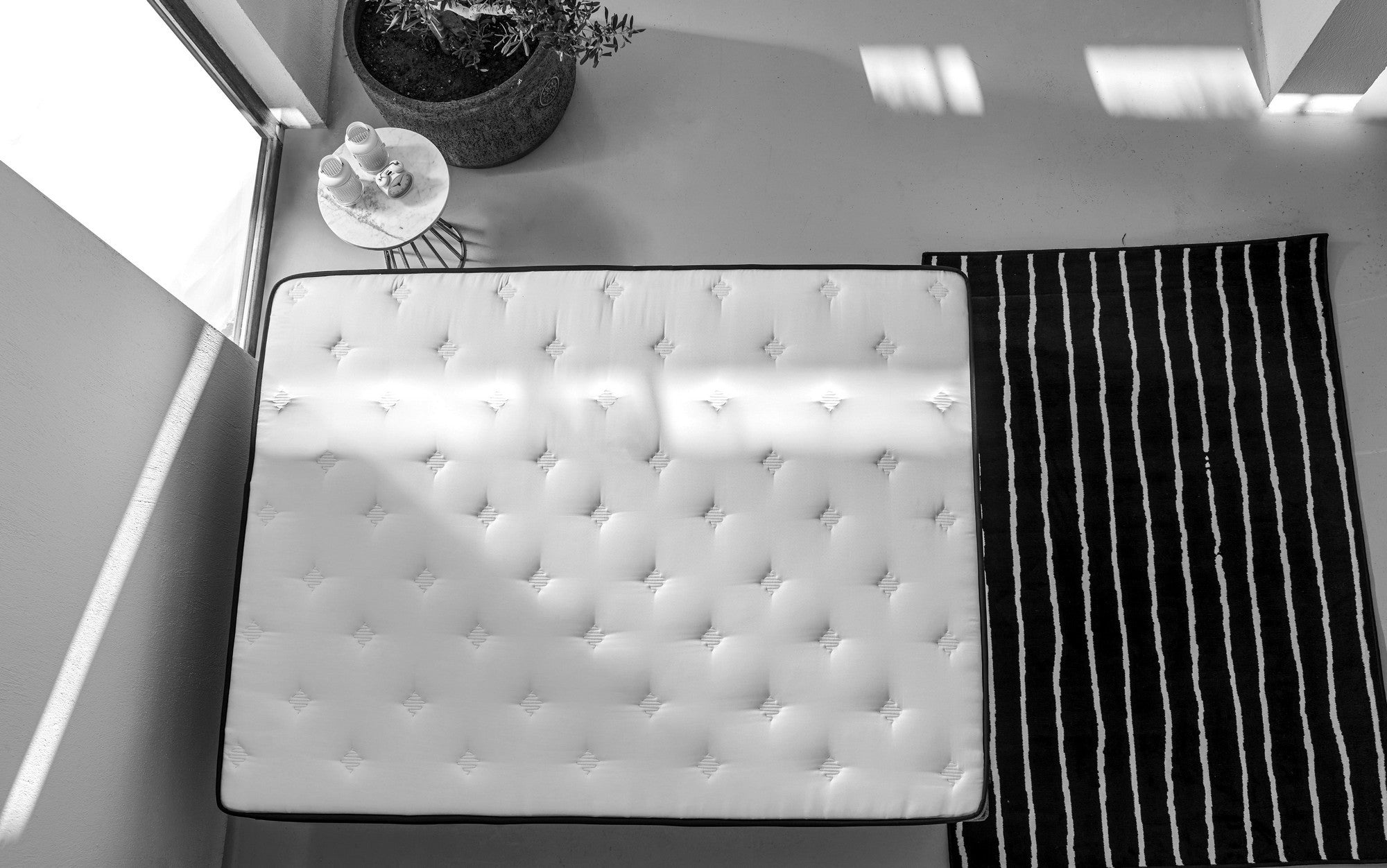 Colchão de luxo estilo hotel, 120 x 200 cm, laterais ultra firmes e firmes, capa de cetim de algodão, sistema de molas múltiplas, design elegante em branco e cinza, montado
