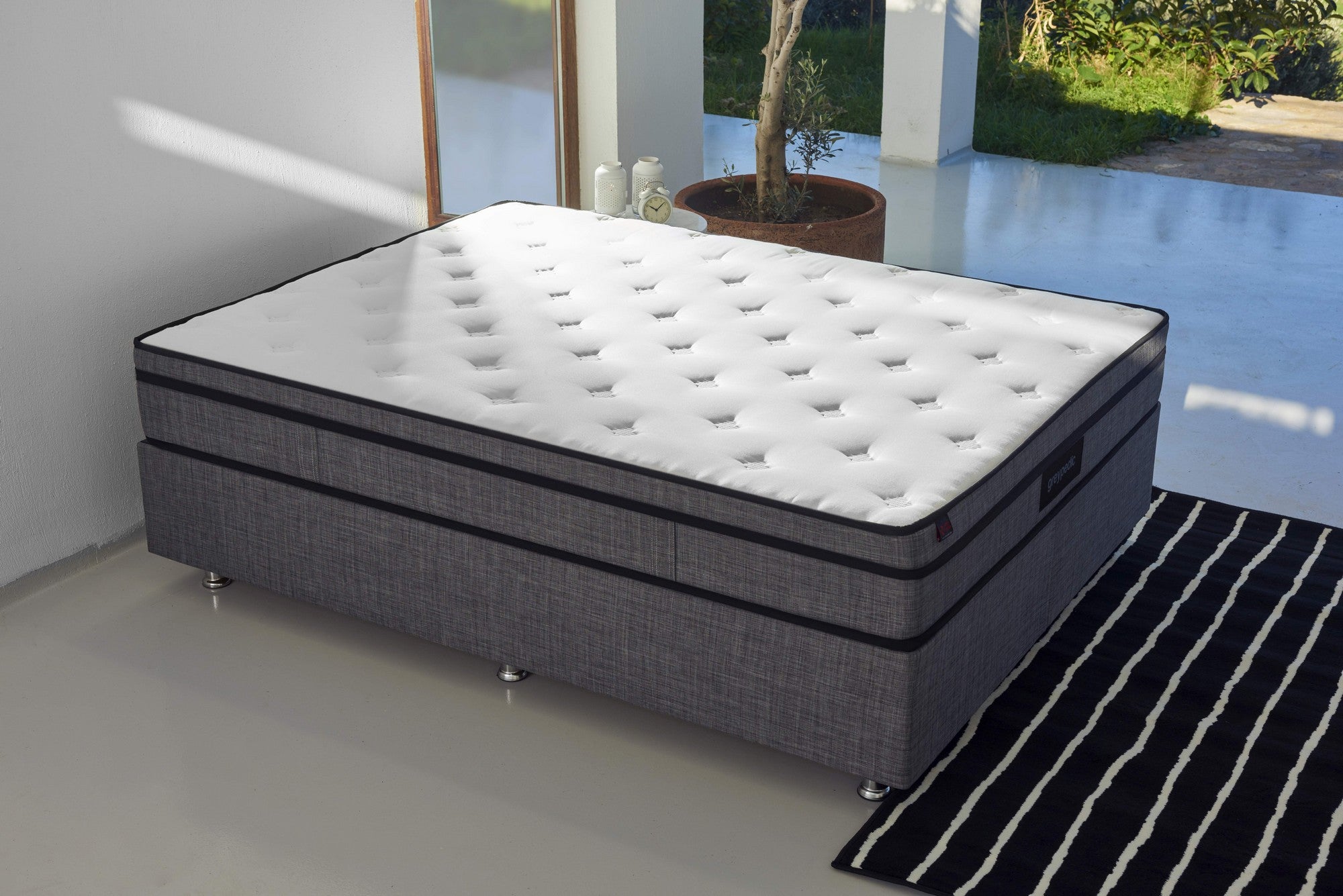 Colchão de luxo estilo hotel, 200 x 200 x 27 cm | Capa de algodão acetinado, laterais ultra firmes e firmes, sistema de molas múltiplas | Design elegante em branco e cinza