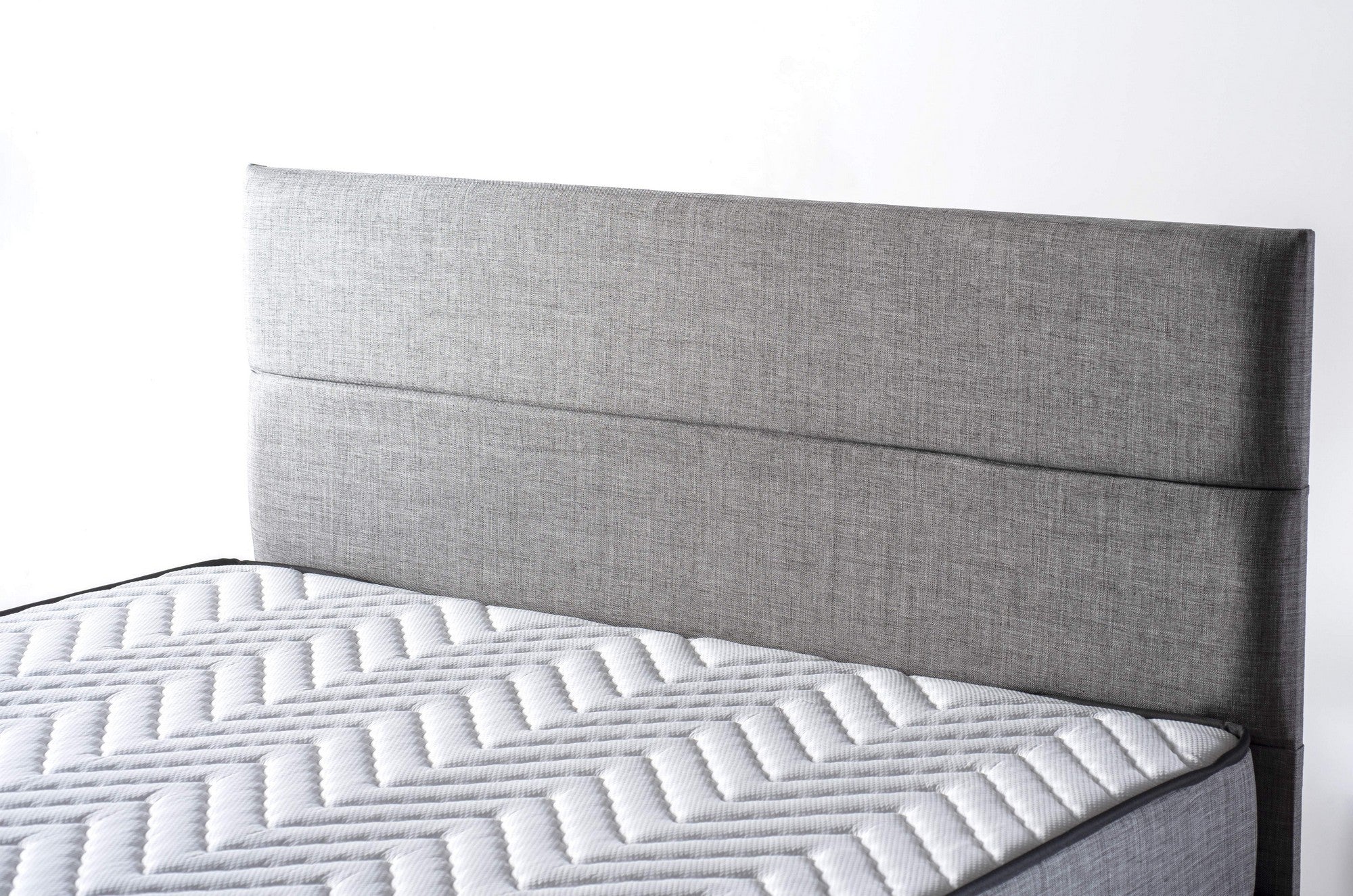 Colchão Ortopédico Ultra Firme, 150 x 200 x 21 cm, Capa em Tecido Jacquard, Sistema de Molas Múltiplas, Espuma de Suporte nas Bordas, Branco e Cinza | Conforto com Qualidade de Hotel