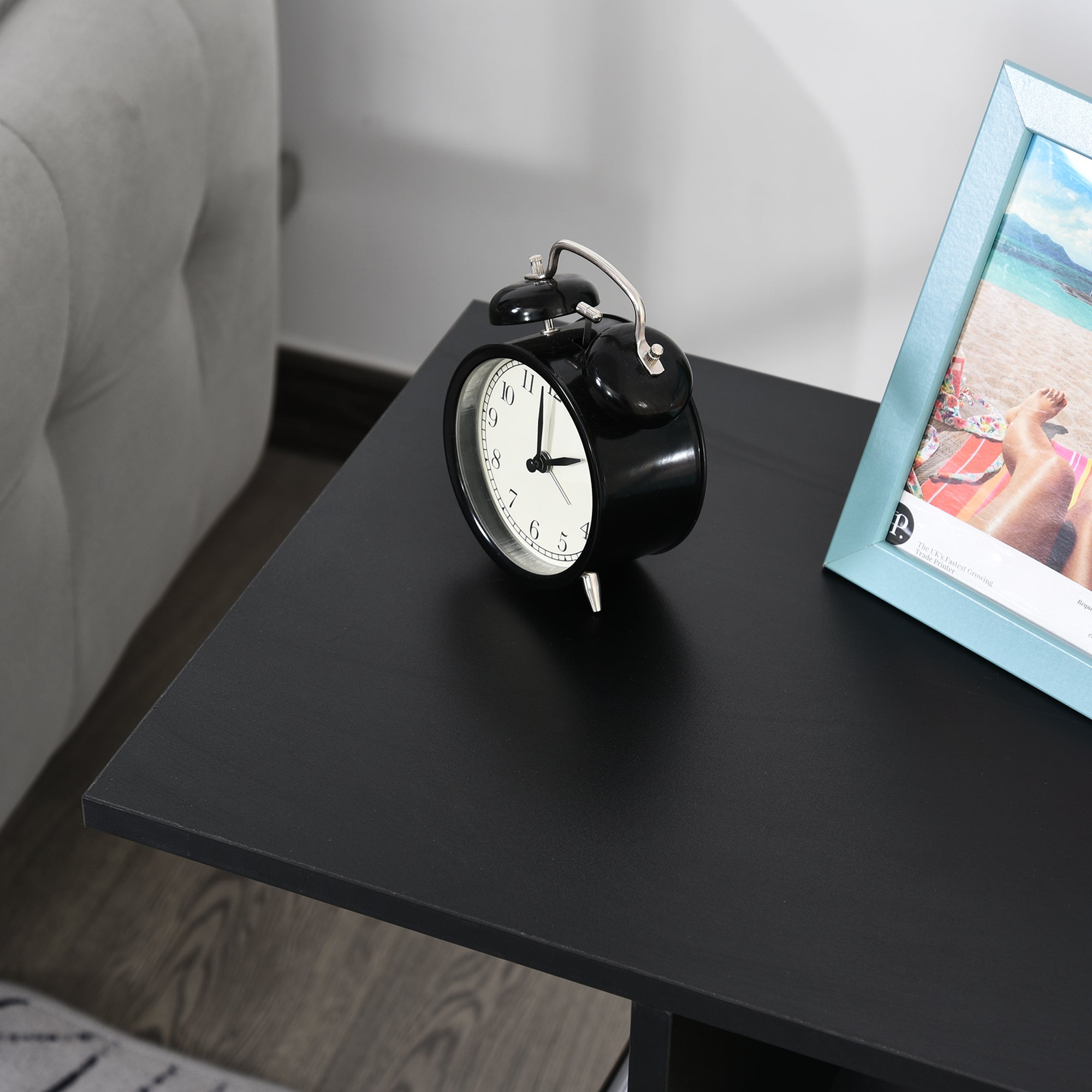 Mesa Auxiliar Moderna em Forma de C com Rodas – 45x35x58 cm – Preto – Madeira com acabamento em melamina