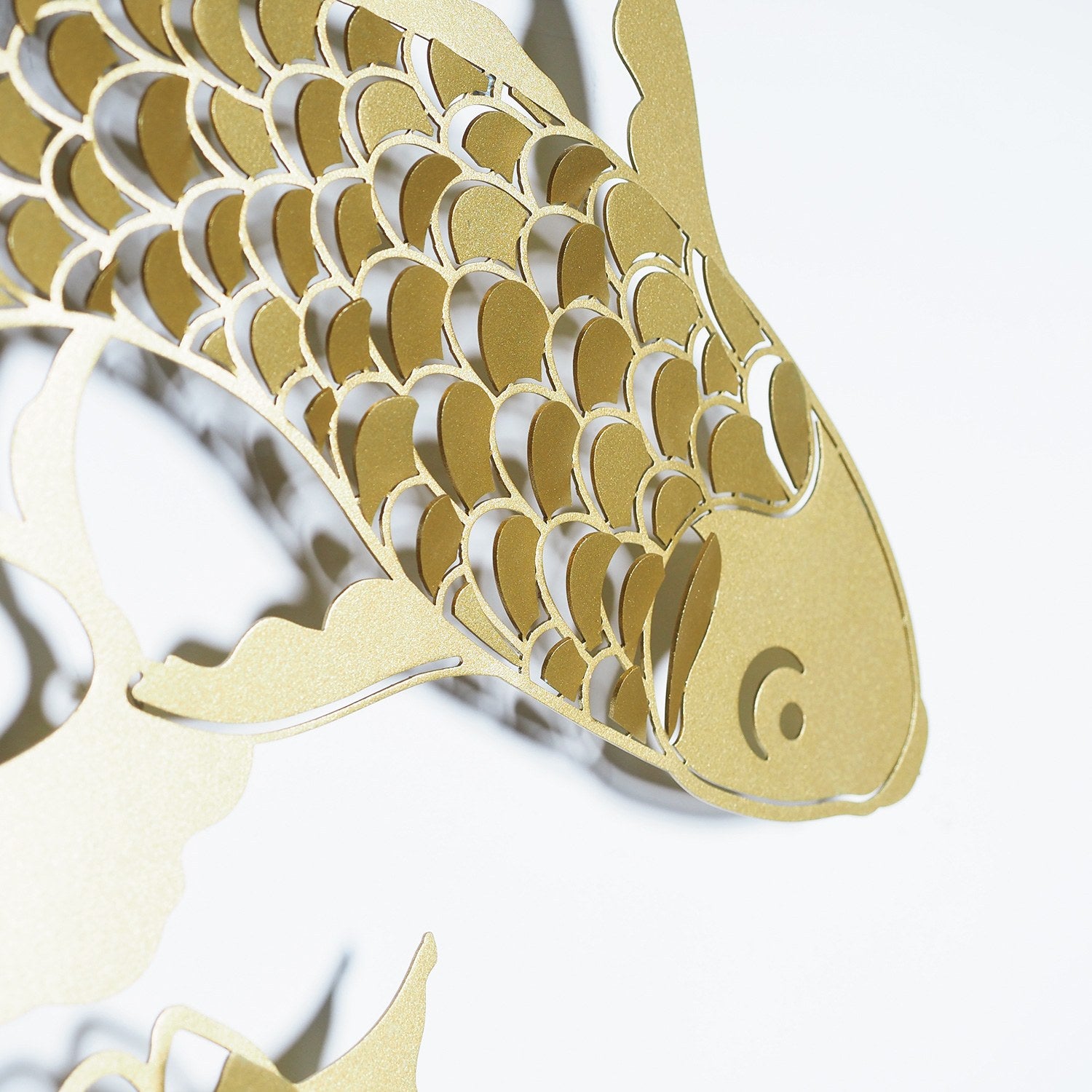 Carpa Koi em Aço Dourado – Acessório Decorativo de Parede 44x67 cm
