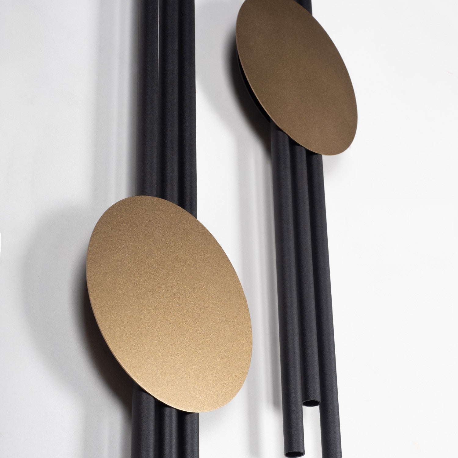Conjunto Antique Lines APT799 — Acessório Decorativo de Parede em Metal, Preto e Dourado, 100% Aço, 2 Peças (13,5 x 60 cm)