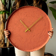 Relógio de parede decorativo elegante de metal, vermelho azulejo, 49 x 49 cm | 100% aço, 1 mm de espessura | Mecanismo silencioso, perfeito para decoração de casa e escritório