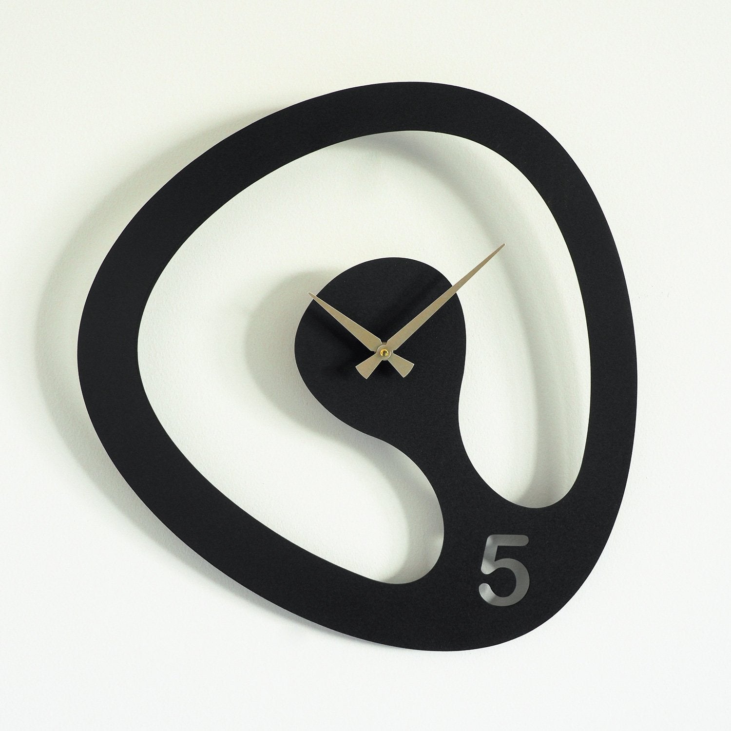 Relógio de parede decorativo elegante em metal, preto e dourado, 44 x 45 cm | 100% aço, 1,2 mm de espessura, mecanismo silencioso | Uma adição elegante a qualquer ambiente