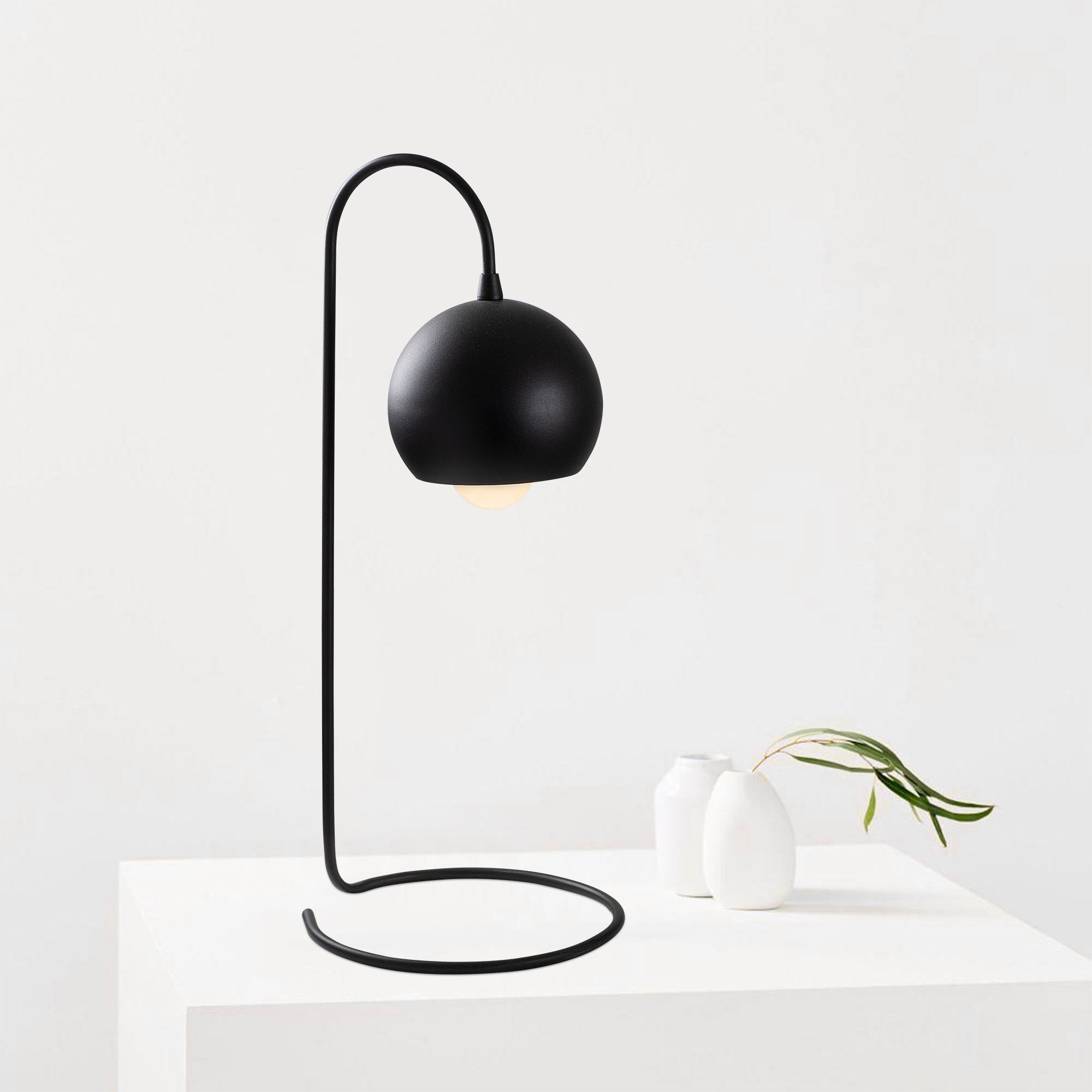 Candeeiro de Mesa Industrial Preta, Corpo em Metal, 56 cm de Altura, Soquete E27, Cabo de 150 cm | Design Escandinavo, Perfeito para Decoração Moderna de Casa e Escritório