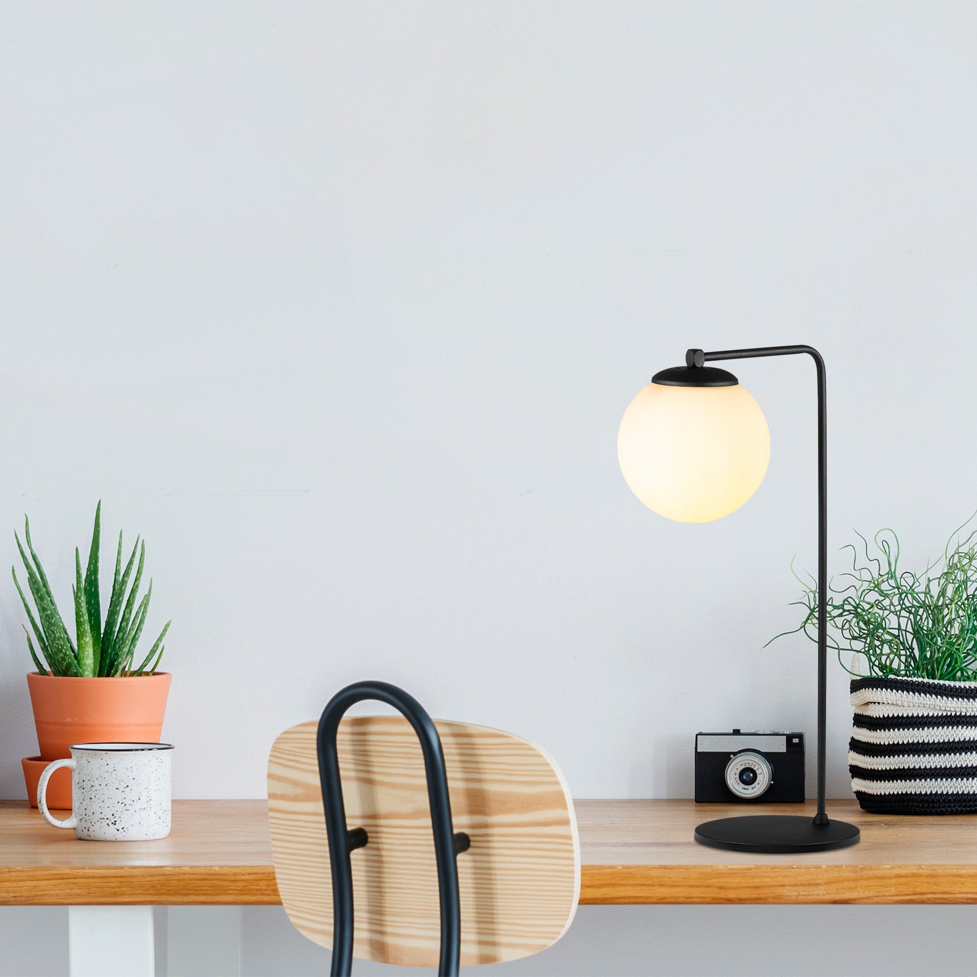 Candeeiro de Mesa Industrial Escandinava, Corpo em Metal Preto, 55 cm de Altura, Tampa de Vidro, Soquete E27, Cabo de 250 cm | Iluminação Elegante para Espaços Modernos