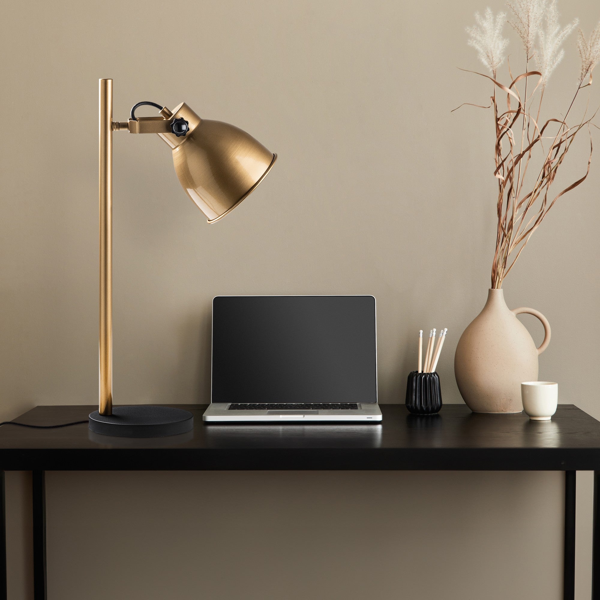 Candeeiro de Mesa Elegante Dourada, Corpo de Metal, Ø17 x A16 cm | 30 x 18 x 58 cm | Cabo de 200 cm, Interruptor Liga/Desliga | Soquete E14, Máx. 40 W | Iluminação Elegante para Decoração de Casa