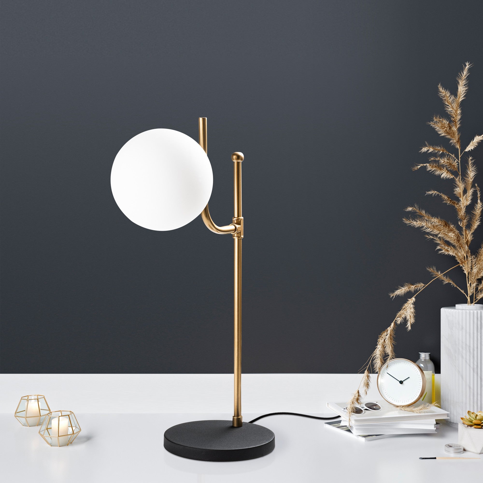 Candeeiro de Mesa Elegante Preta, Corpo de Metal, 28 x 18 x 53 cm | Abajur de Ø15 cm, Cabo de 200 cm, Interruptor Liga/Desliga | Ideal para Decoração Moderna de Casa e Escritório