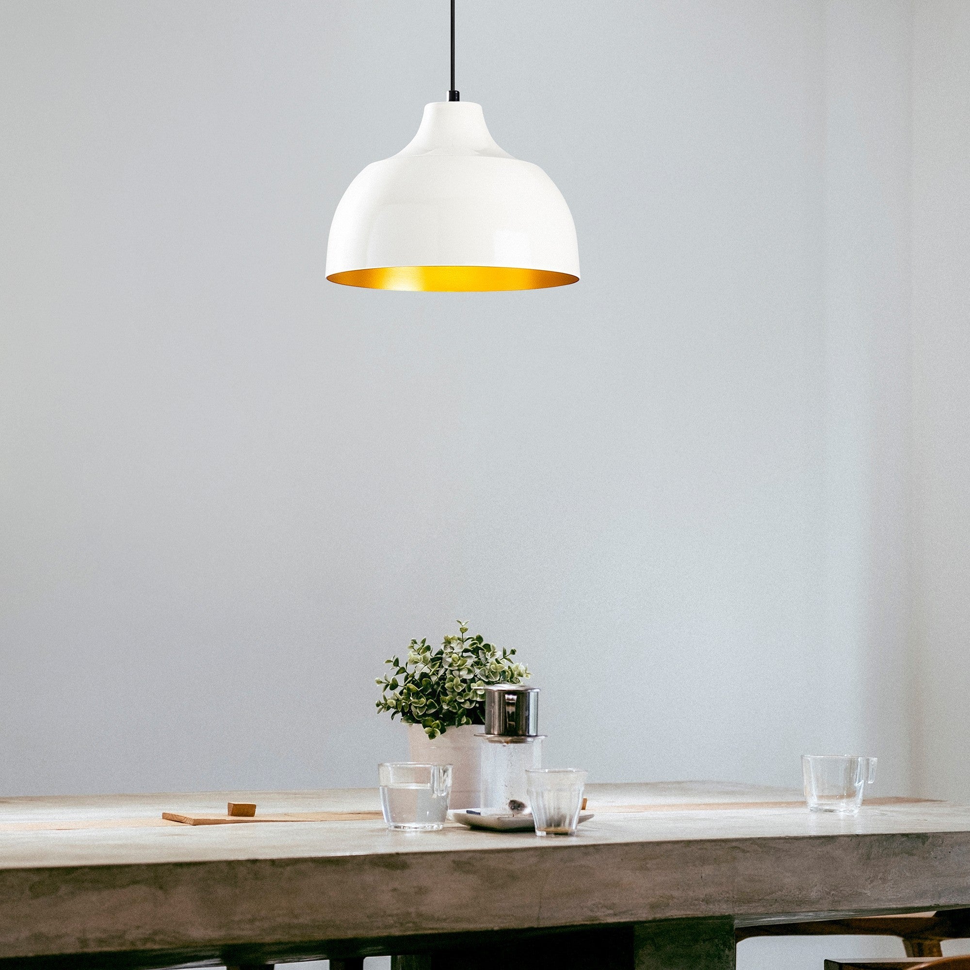 Candeeiro de Teto Escandinavo, Corpo em Ferro Dourado, 31 x 31 cm, Altura 120 cm, Soquete E27 Máx. 40 W, Cabo de 90 cm | Iluminação Elegante para Espaços Modernos