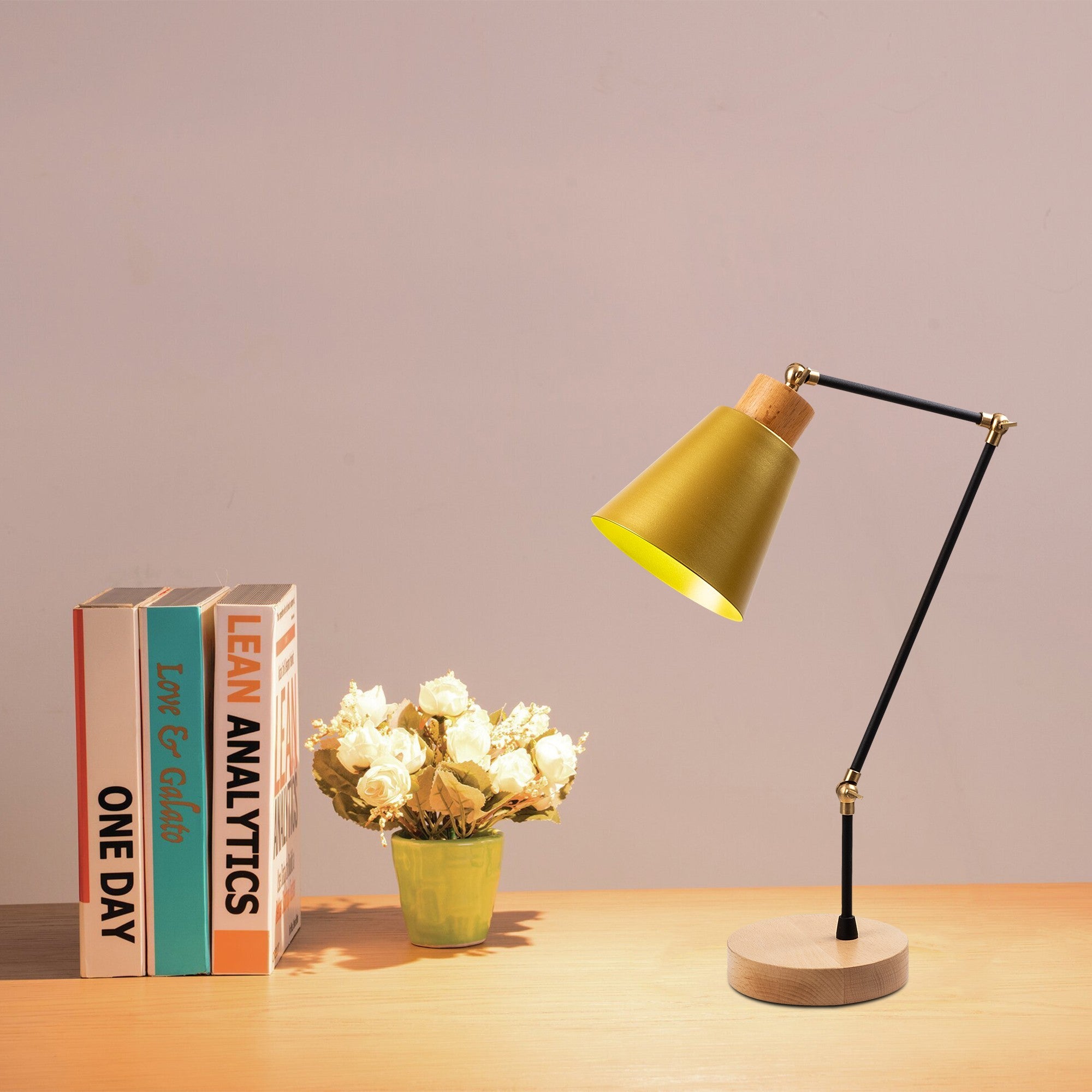 Candeeiro de Mesa Moderna Dourada, Corpo de Metal com Base de Madeira, 52 cm de Altura, 14 cm de Diâmetro, Soquete E27, Cabo de 200 cm | Iluminação Elegante para Casa e Escritório
