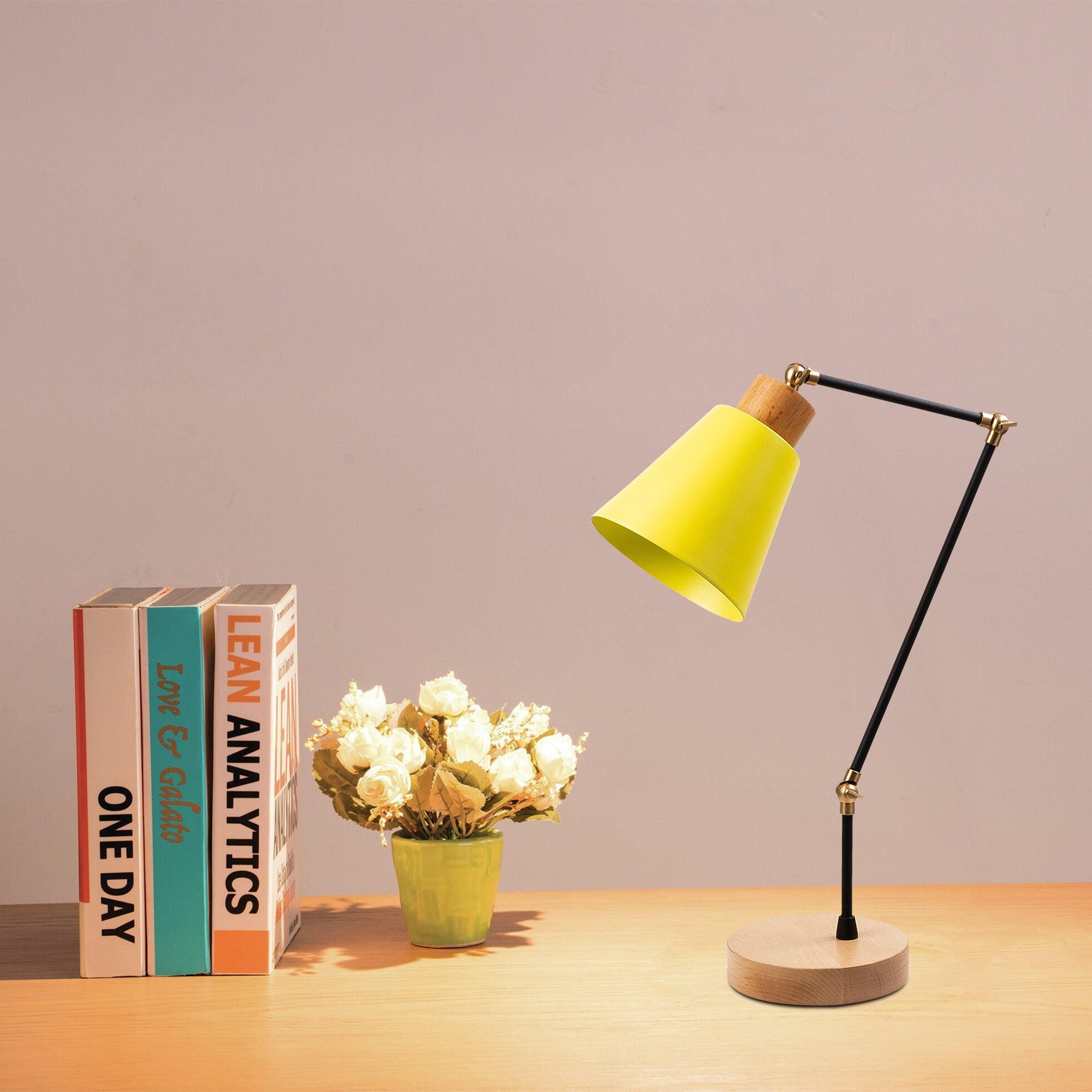 Candeeiro de Mesa Amarela Moderna, Corpo de Metal com Base de Madeira, 52 cm de Altura, Soquete E27, Cabo de 200 cm | Iluminação Elegante e Funcional para Decoração de Casa