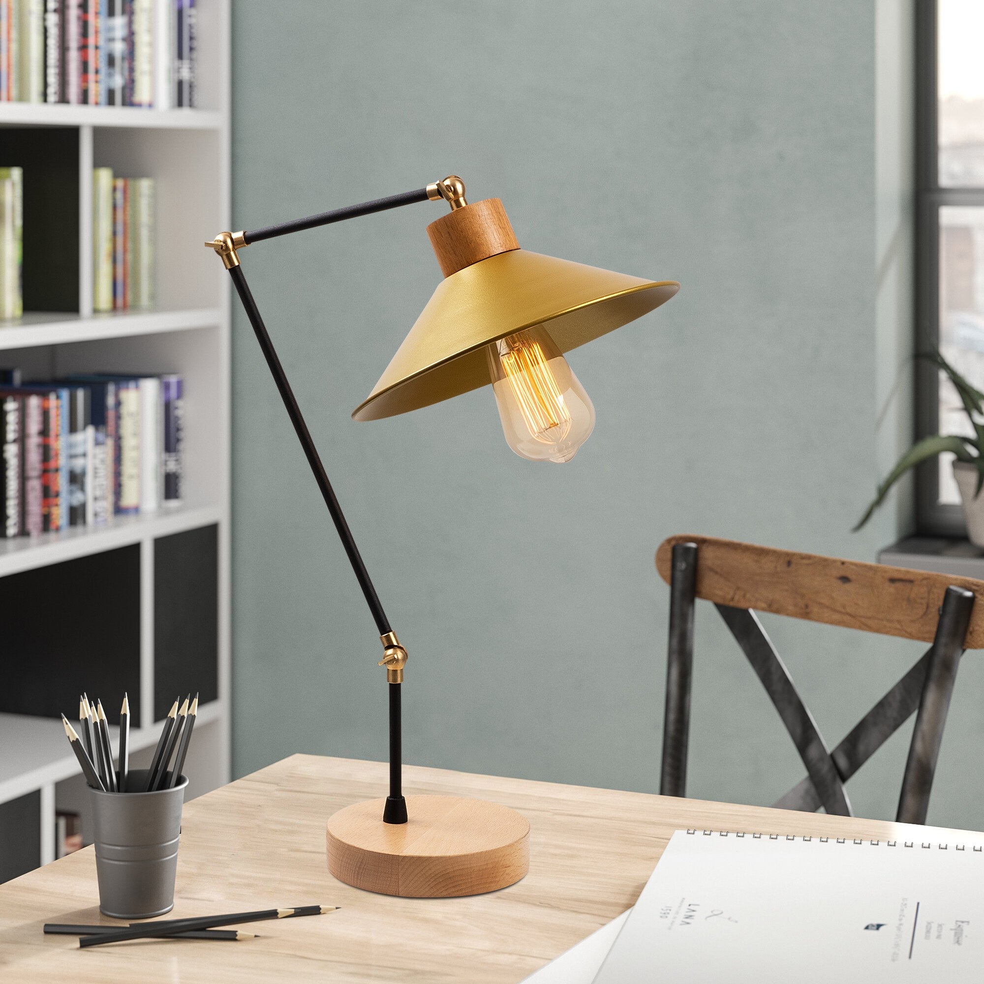 Candeeiro de Mesa Moderna Dourada, Corpo de Ferro com Base em Carpa, 52 cm de Altura, 24 cm de Diâmetro, Soquete E27, Cabo de 200 cm | Iluminação Elegante e Funcional para Decoração de Casa