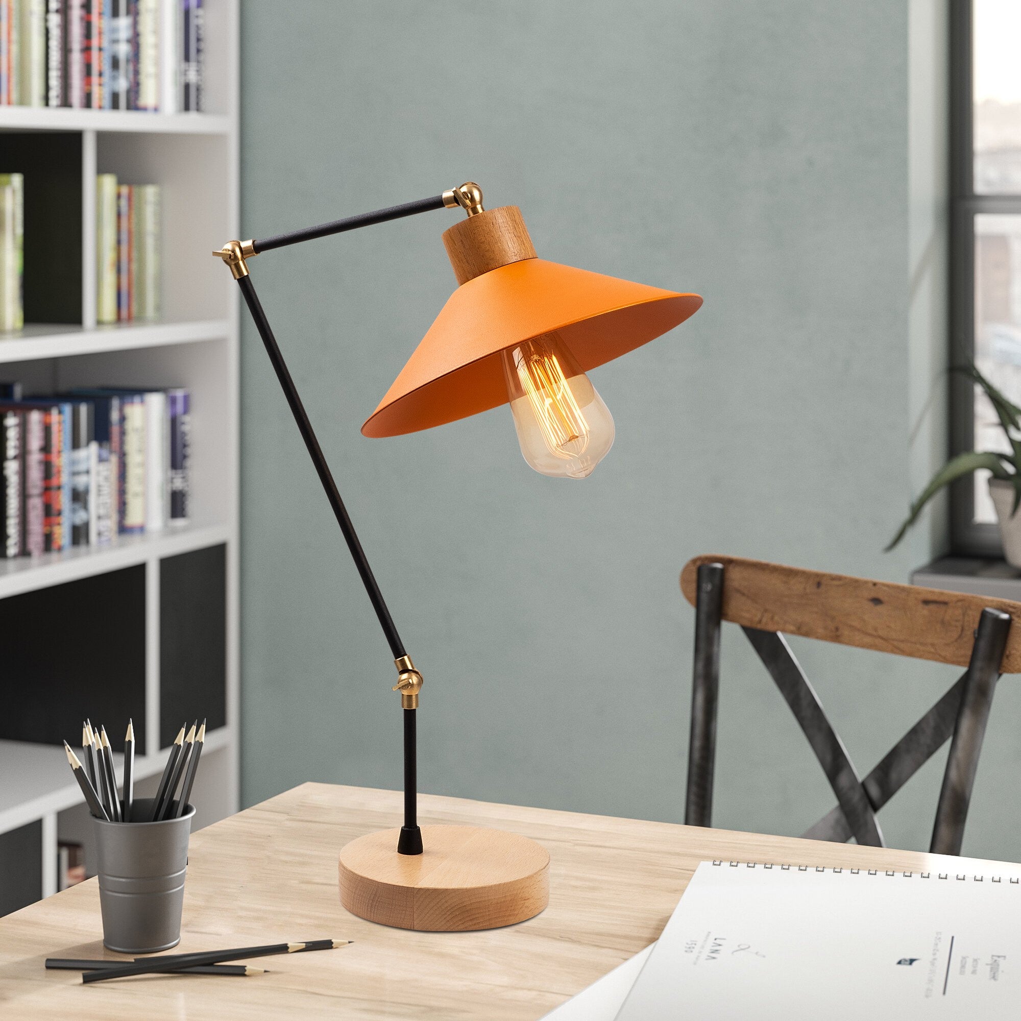 Candeeiro de Mesa Moderna com Corpo de Metal e Base de Madeira, 24 cm de Diâmetro, 52 cm de Altura, Cor Laranja, Soquete E27, Cabo de 200 cm | Iluminação Elegante e Funcional