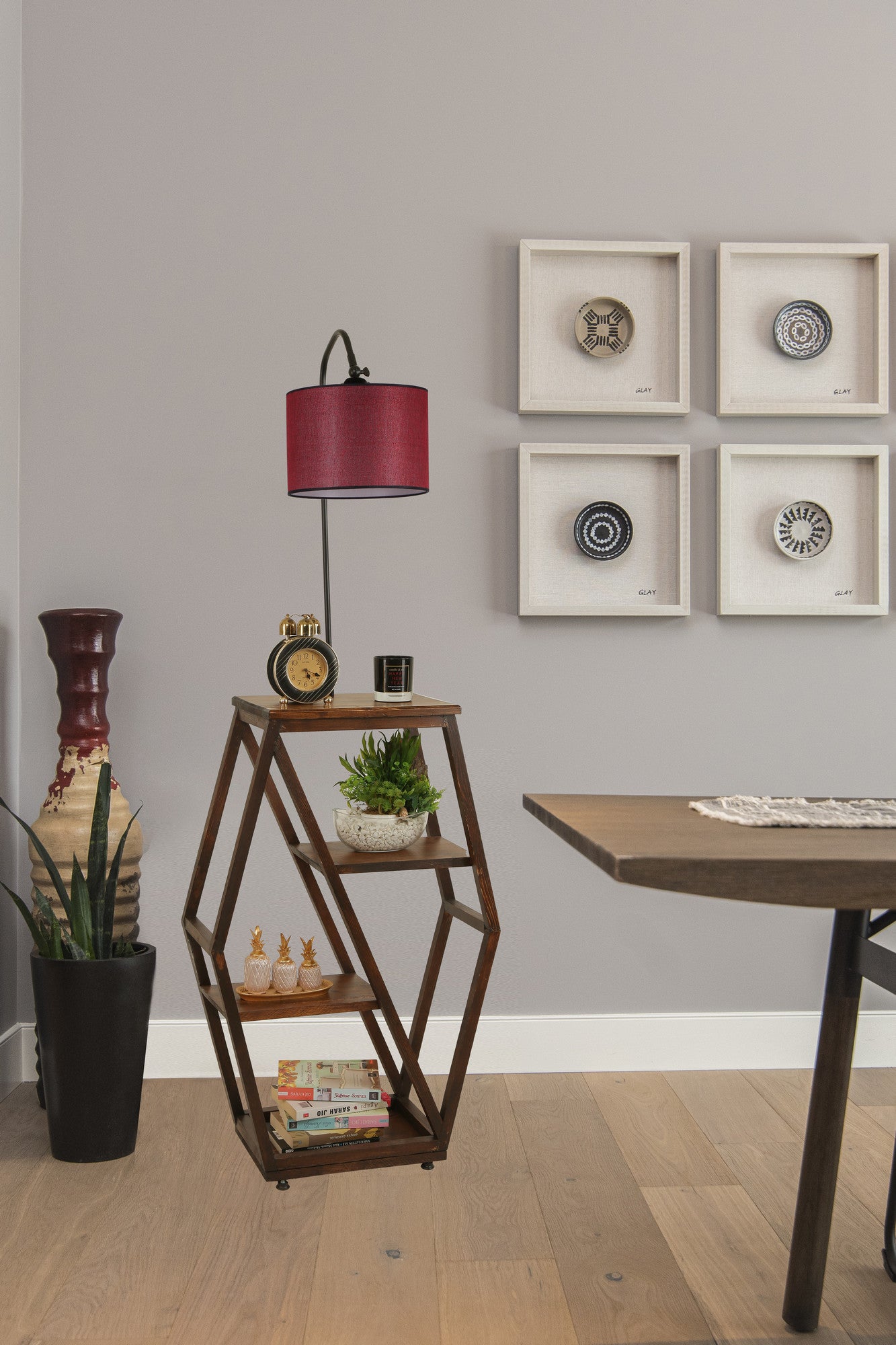Candeeiro de Pé – 165 cm – Vermelho Carmin – Metal e Madeira de Fir