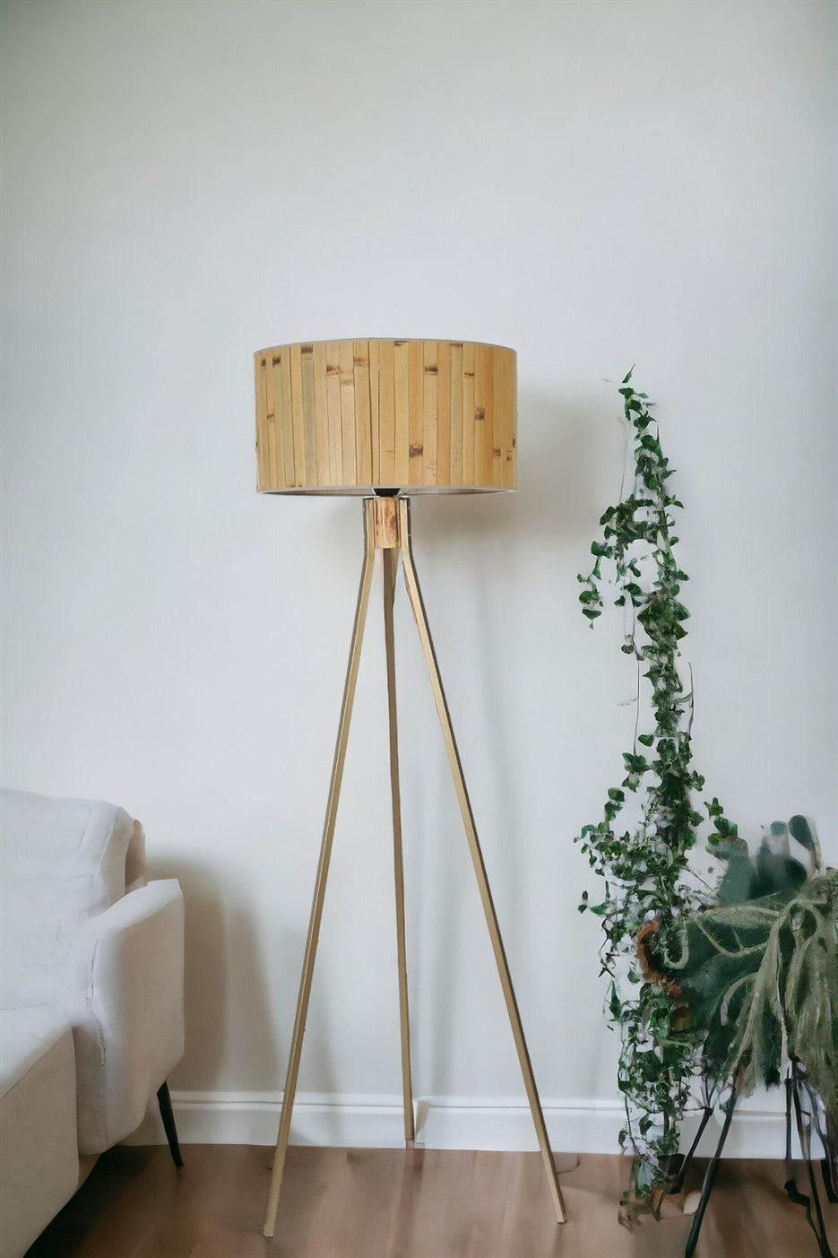Candeeiro de Pé – 155 cm – Carvalho e Dourado – Metal e Bambu