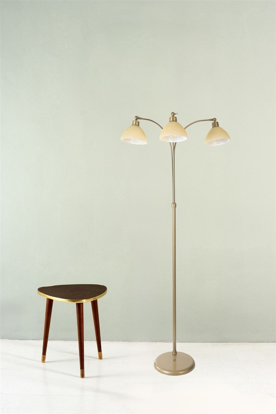 Candeeiro de Pé – 160 cm – Dourado e Branco – Metal