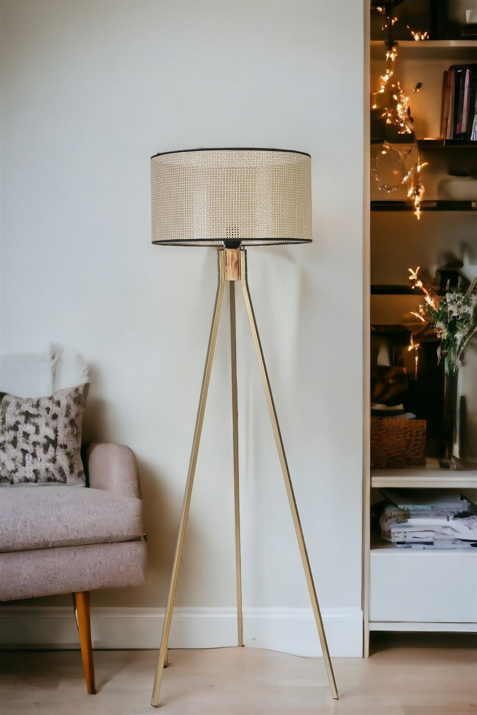 Candeeiro de Pé – 155 cm – Dourado – Metal e Madeira