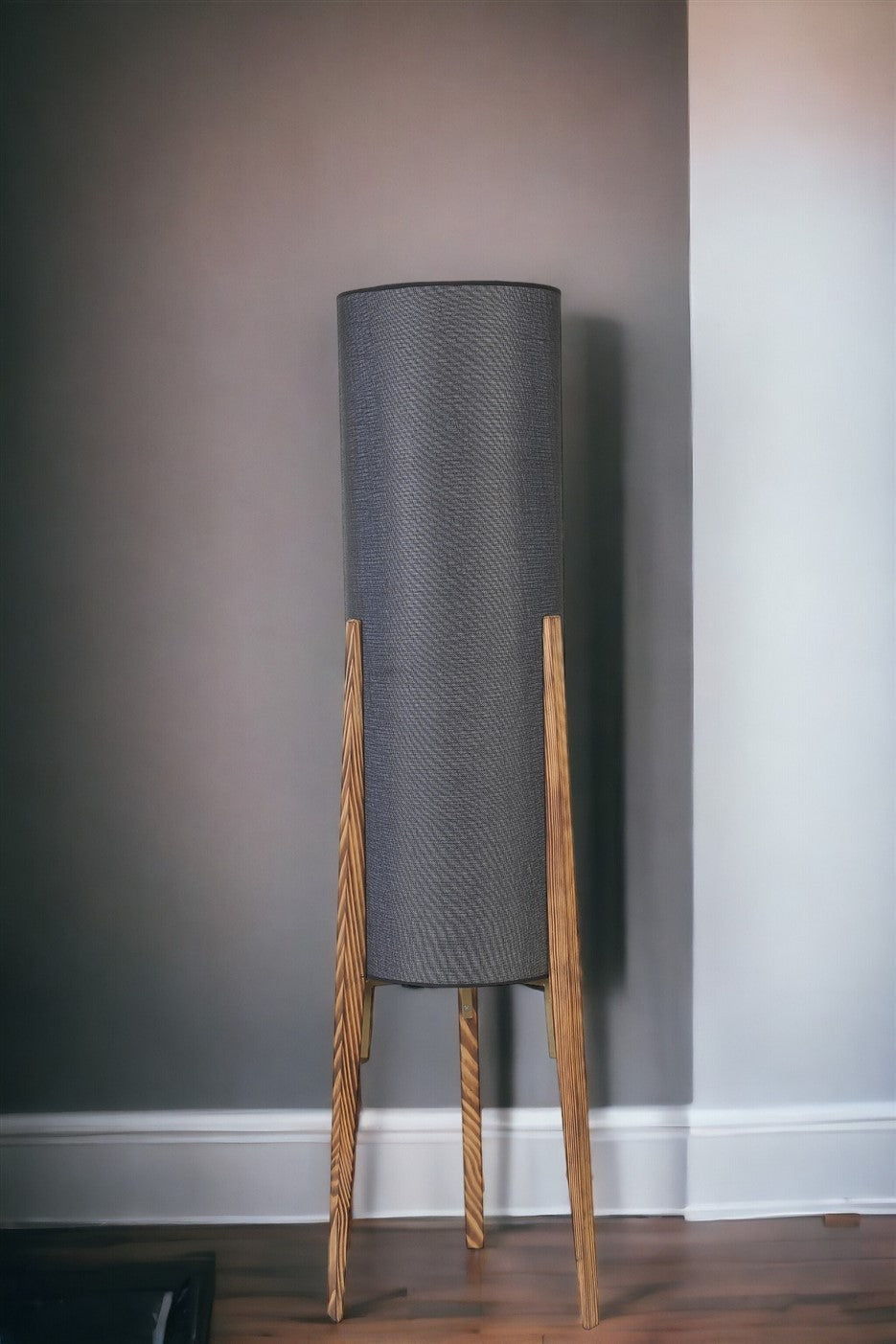 Candeeiro de Pé – 140 cm – Preto e Marrom – Metal ou Madeira