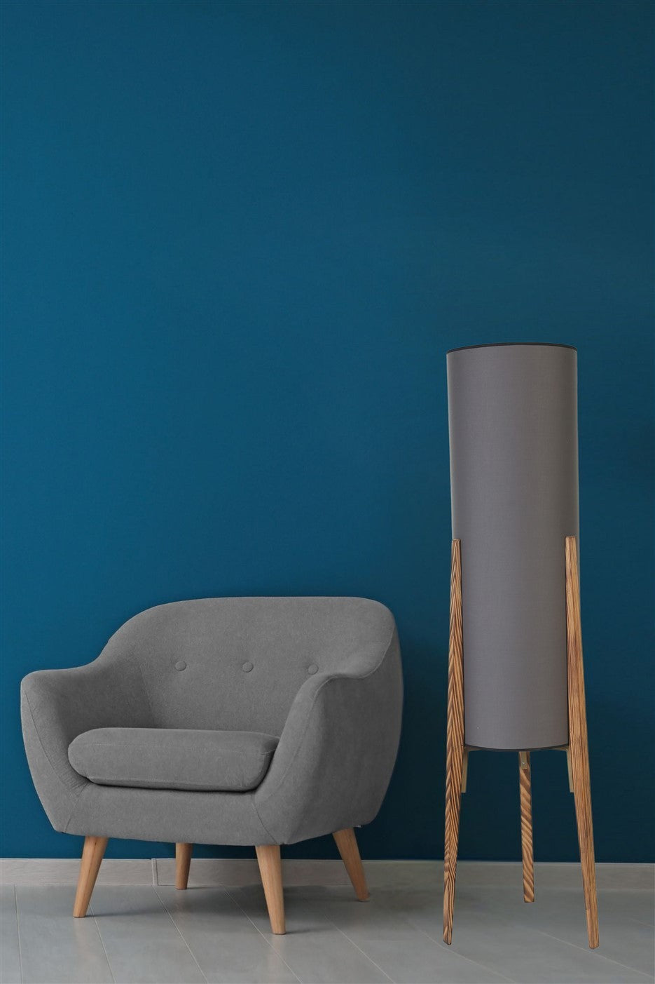 Candeeiro de Pé – 140 cm – Cinza e Madeira – Metal