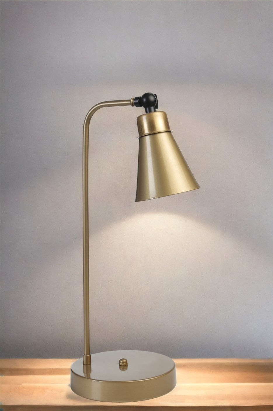 Candeeiro de Mesa – 45 cm – Dourado – Metal