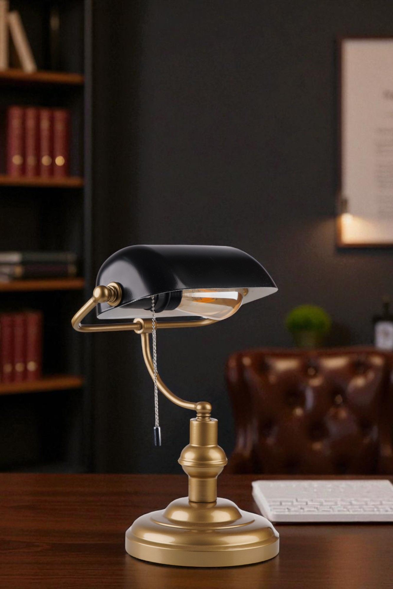 Candeeiro de Mesa – 38 cm de Altura – Preto e Dourado – Metal