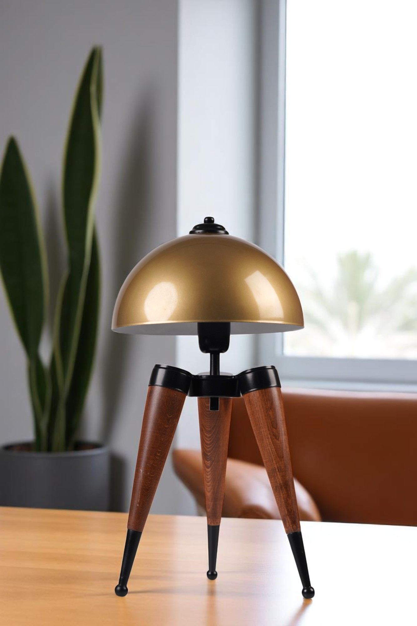 Candeeiro de Mesa em Madeira e Metal – 50 cm de altura – Dourado e Noz