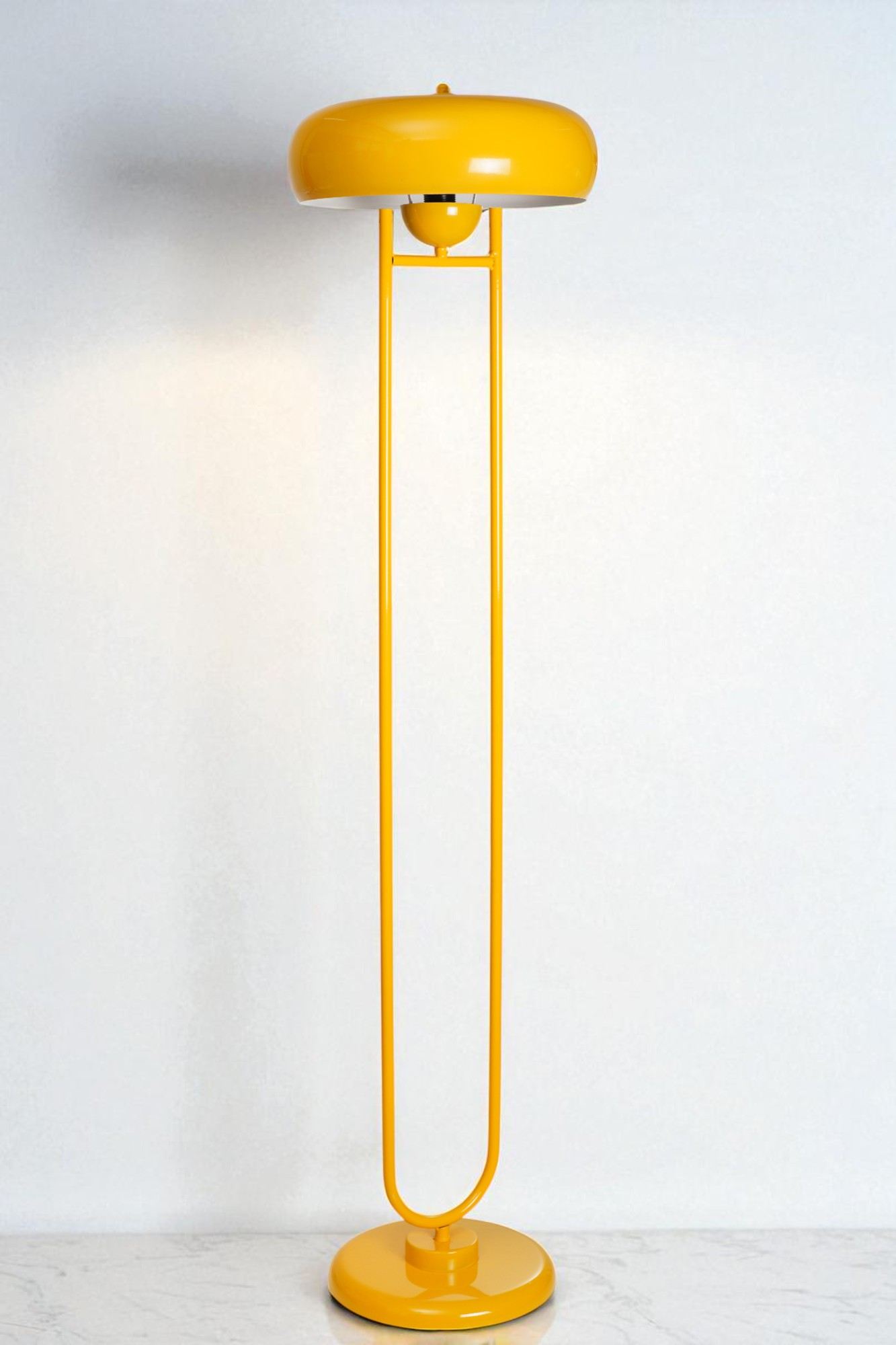 Candeeiro de Pé – 155 cm – amarelo mostarda – metal