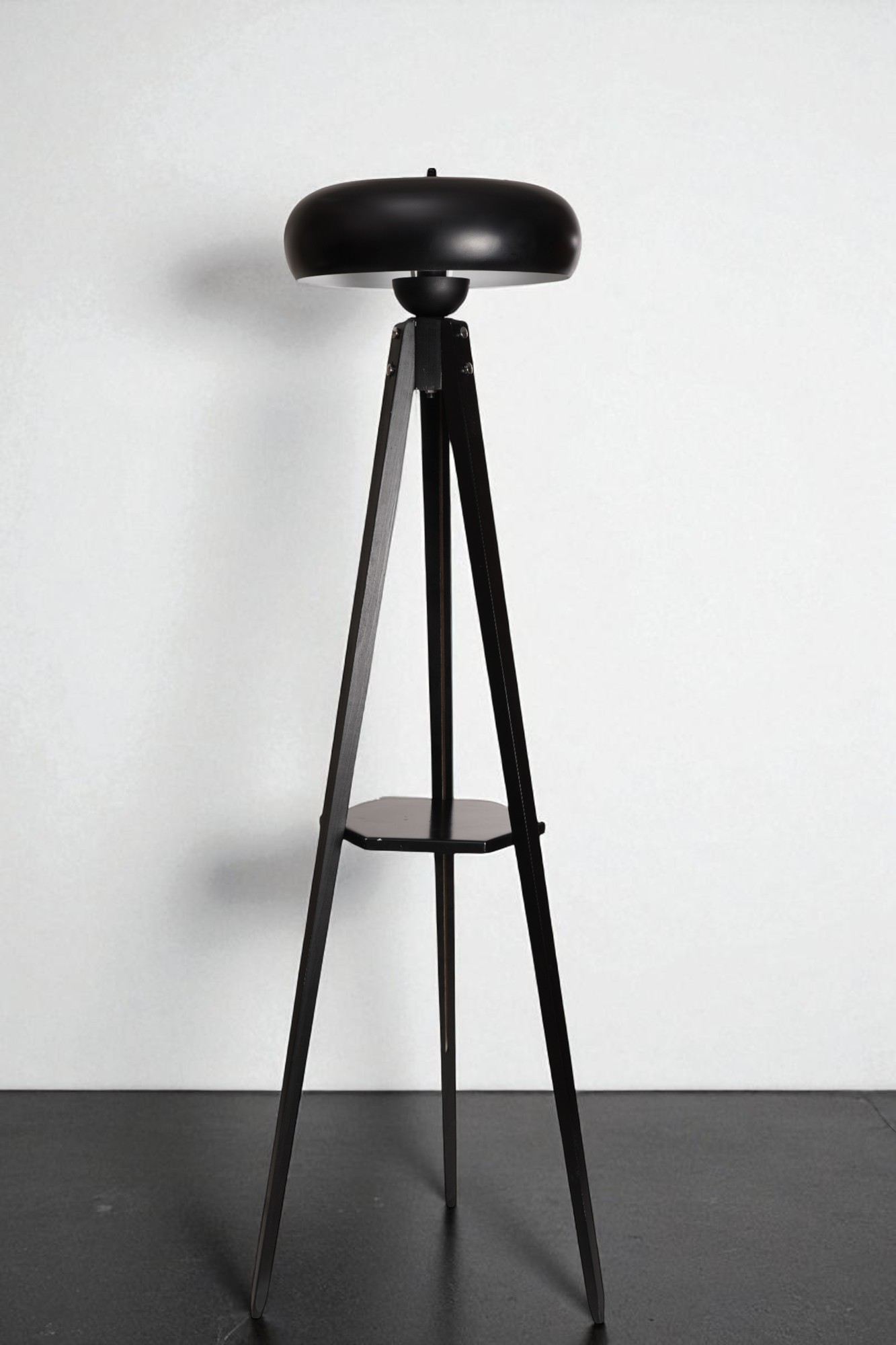 Candeeiro de Pé Elegante – 145 cm de Altura – Preto – Madeira e Metal