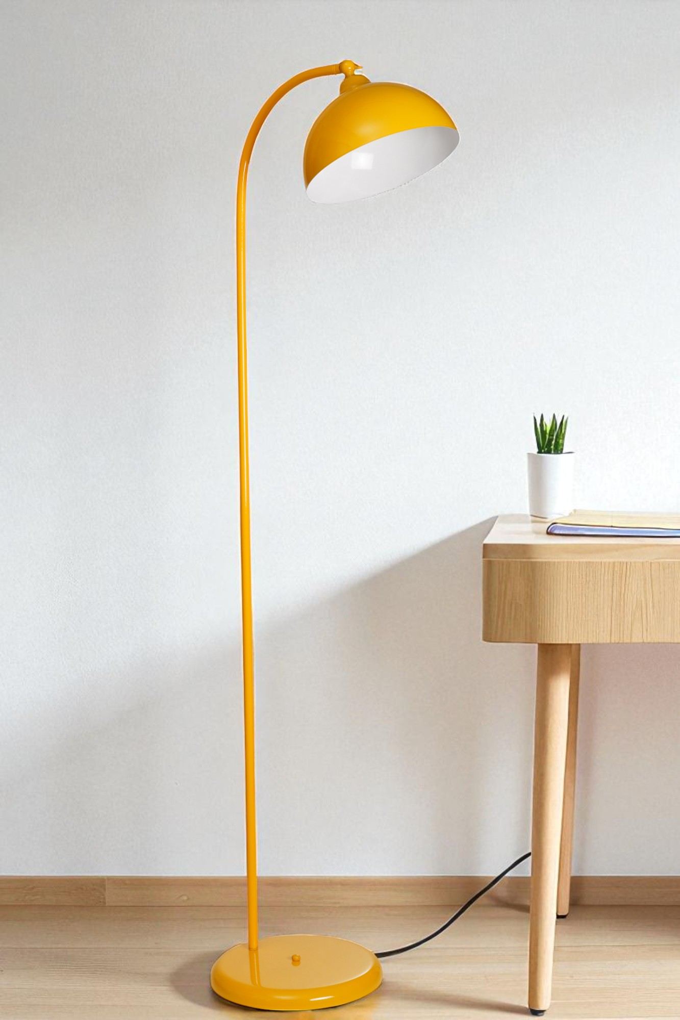 Candeeiro de Pé – 154 cm de altura – Mostarda – Metal