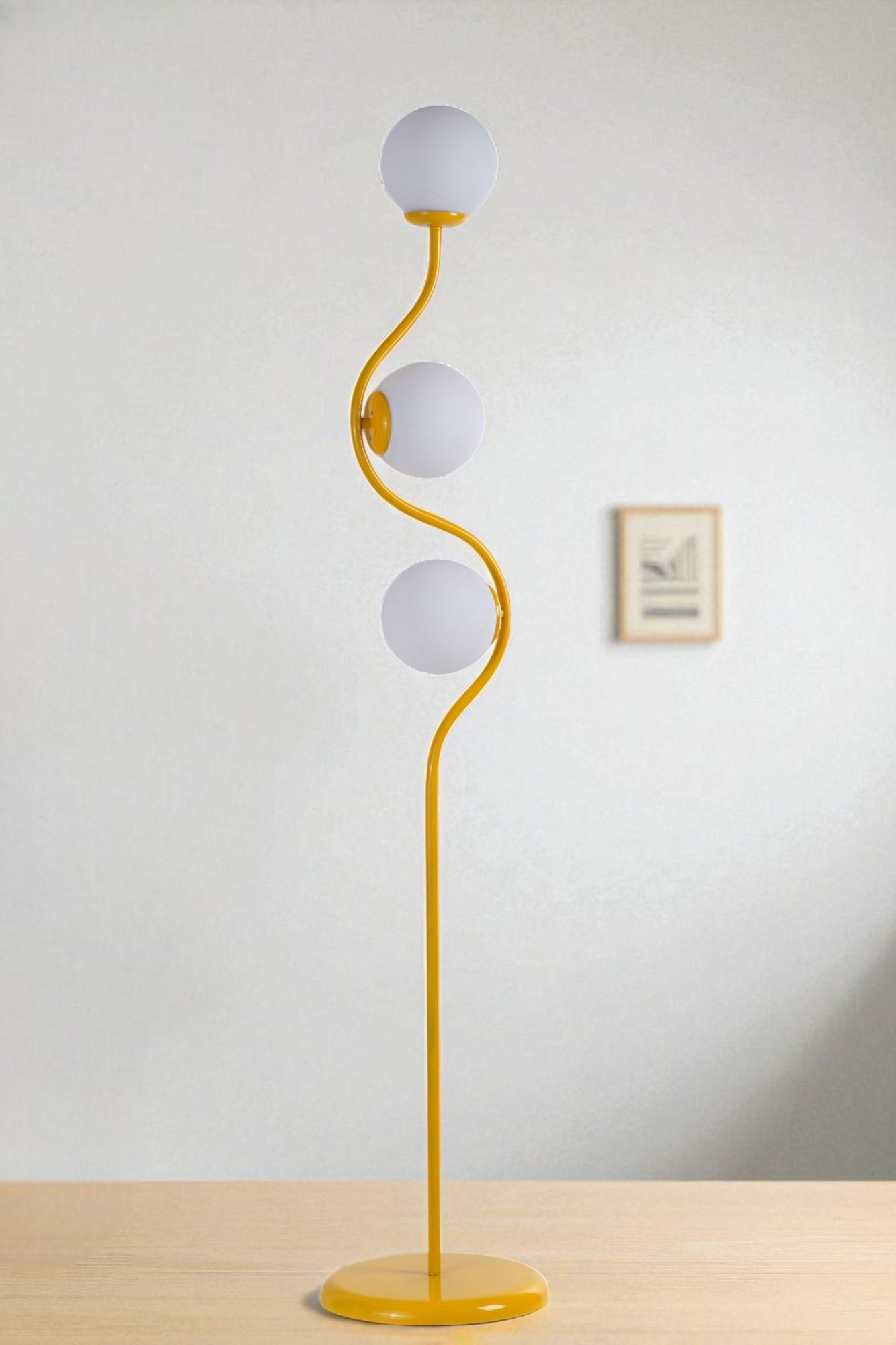 Candeeiro de Pé – 155 cm altura – Branco e Mostarda – Metal e Vidro