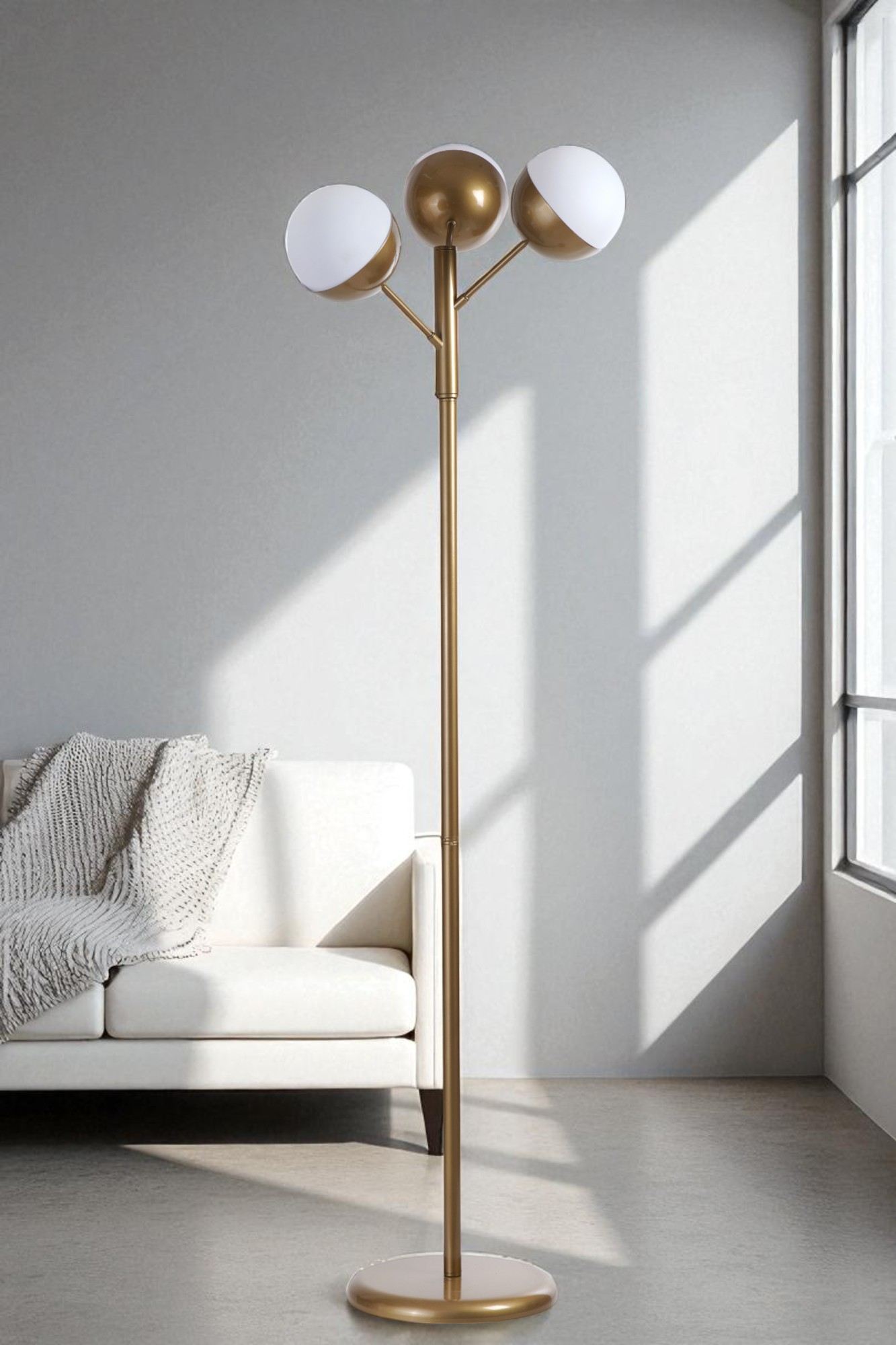 Candeeiro de Pé – 163 cm de altura – Branco e Dourado – Metal e Vidro