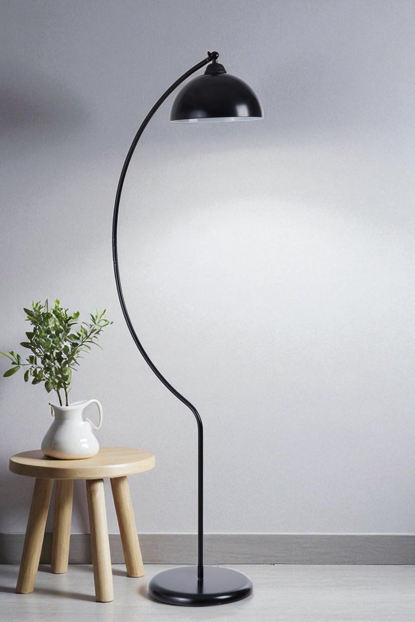 Candeeiro de Pé – 150 cm de Altura – Preto – Metal