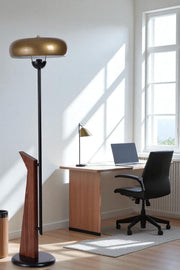 Candeeiro de Pé – 147 cm de altura – dourado/preto/nogueira – metal e madeira