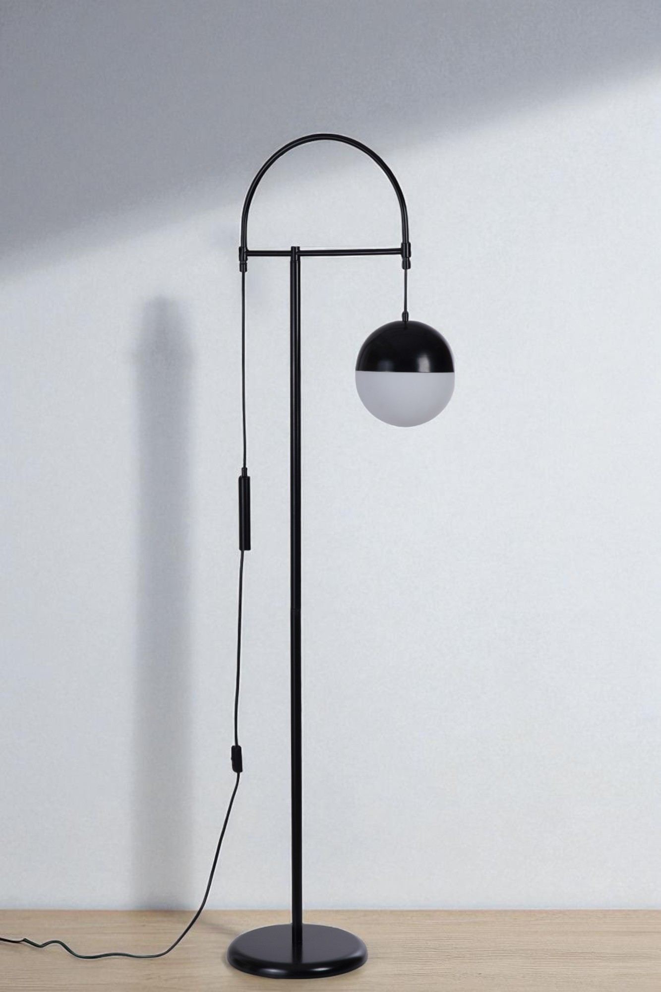 Candeeiro de Pé – 170 cm de altura – Branco e Preto – Metal e Vidro