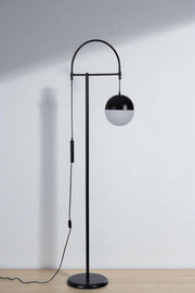Candeeiro de Pé – 170 cm de altura – Branco e Preto – Metal e Vidro