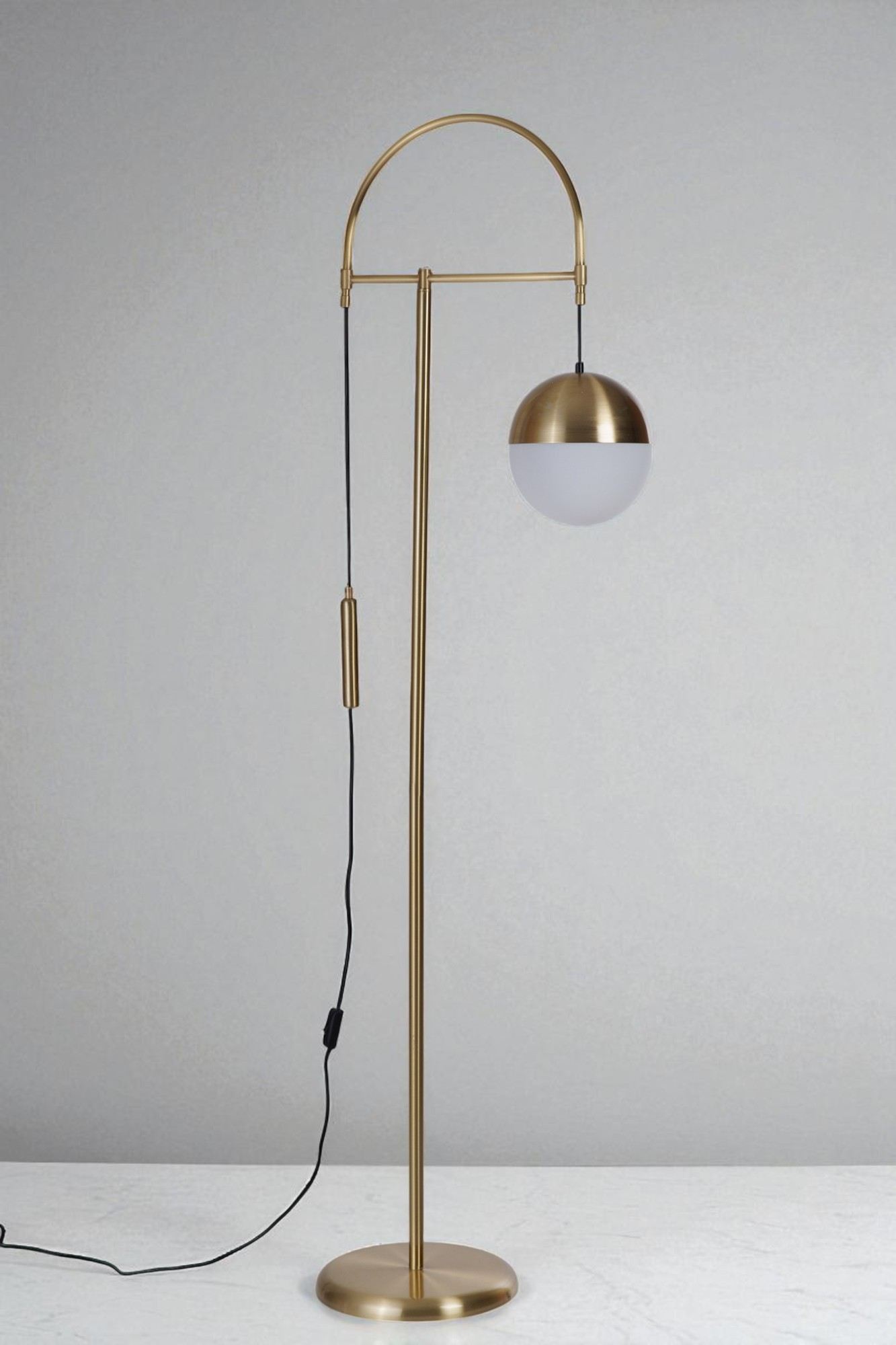 Candeeiro de Pé – 170 cm de Altura – Branco e Dourado – Metal e Vidro