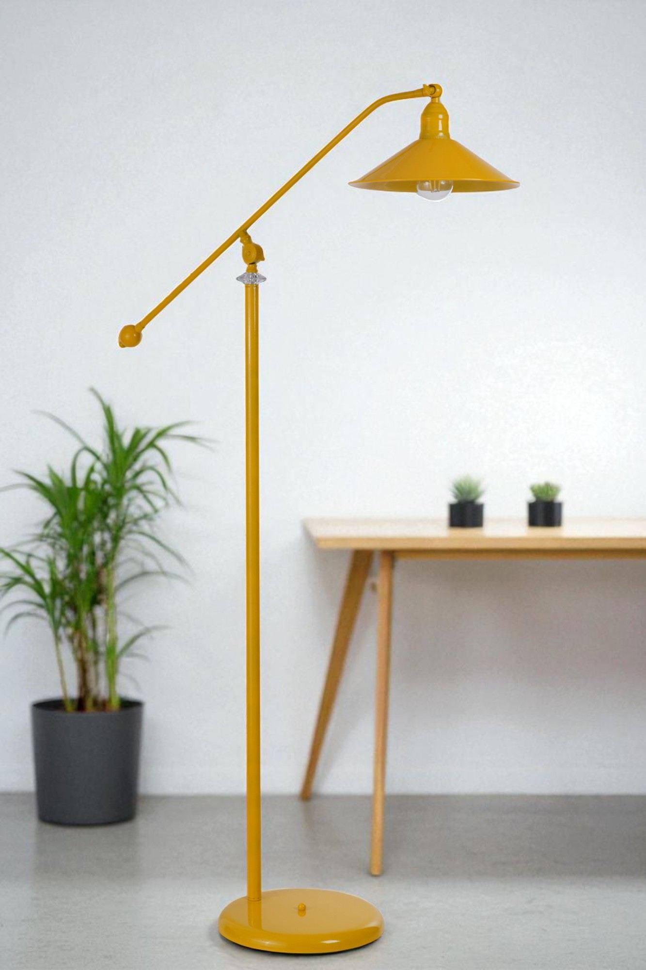Candeeiro de Pé elegante – altura ajustável 155 cm – cor mostarda – corpo e tampa de metal