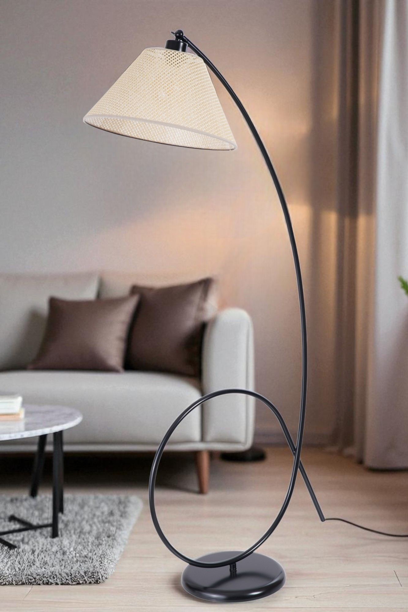 Candeeiro de Pé – 155 cm de altura – Creme e Preto – Metal e Tecido
