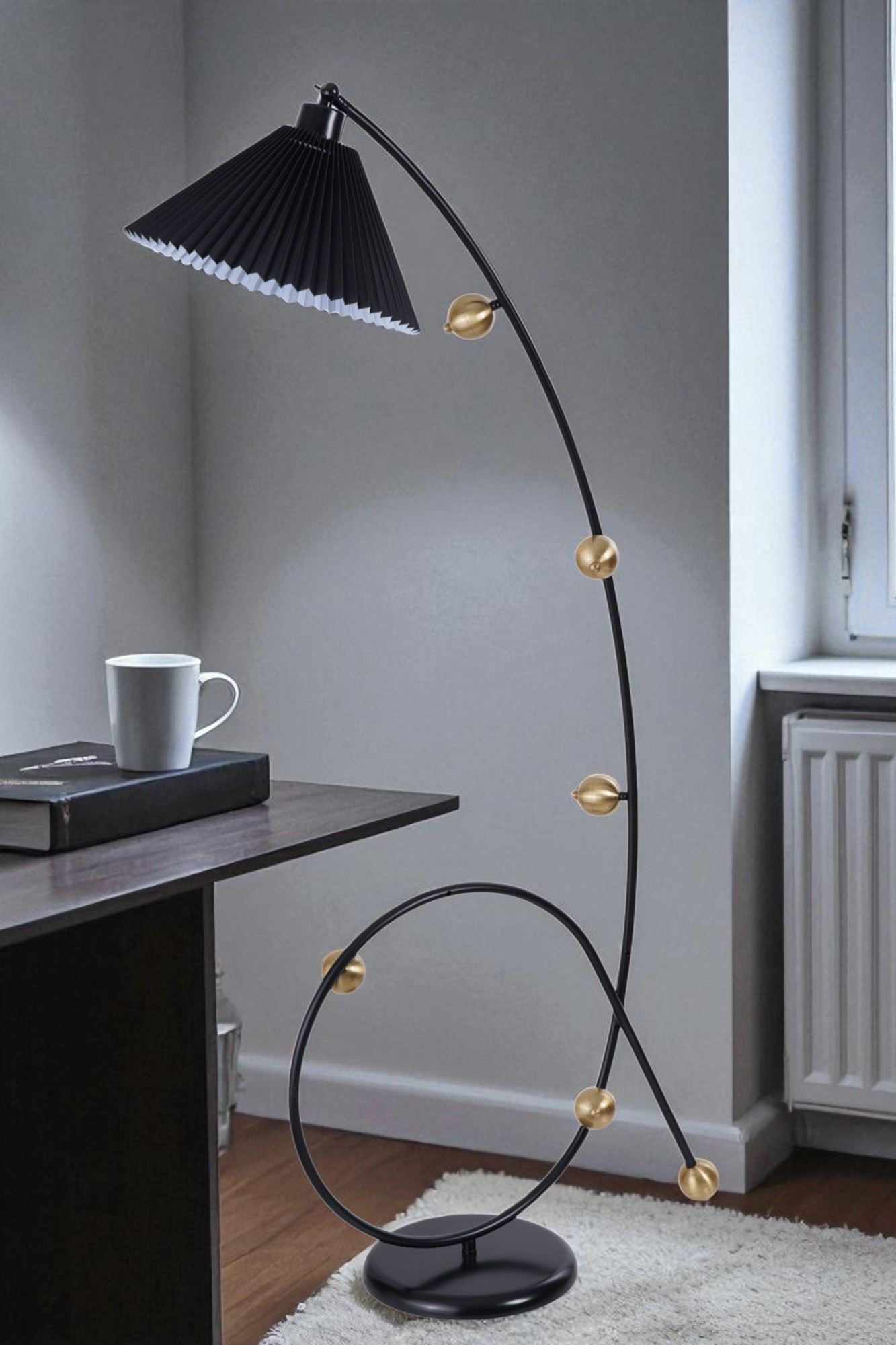 Candeeiro de Pé – 155 cm de Altura – Preto e Dourado – Metal e PVC