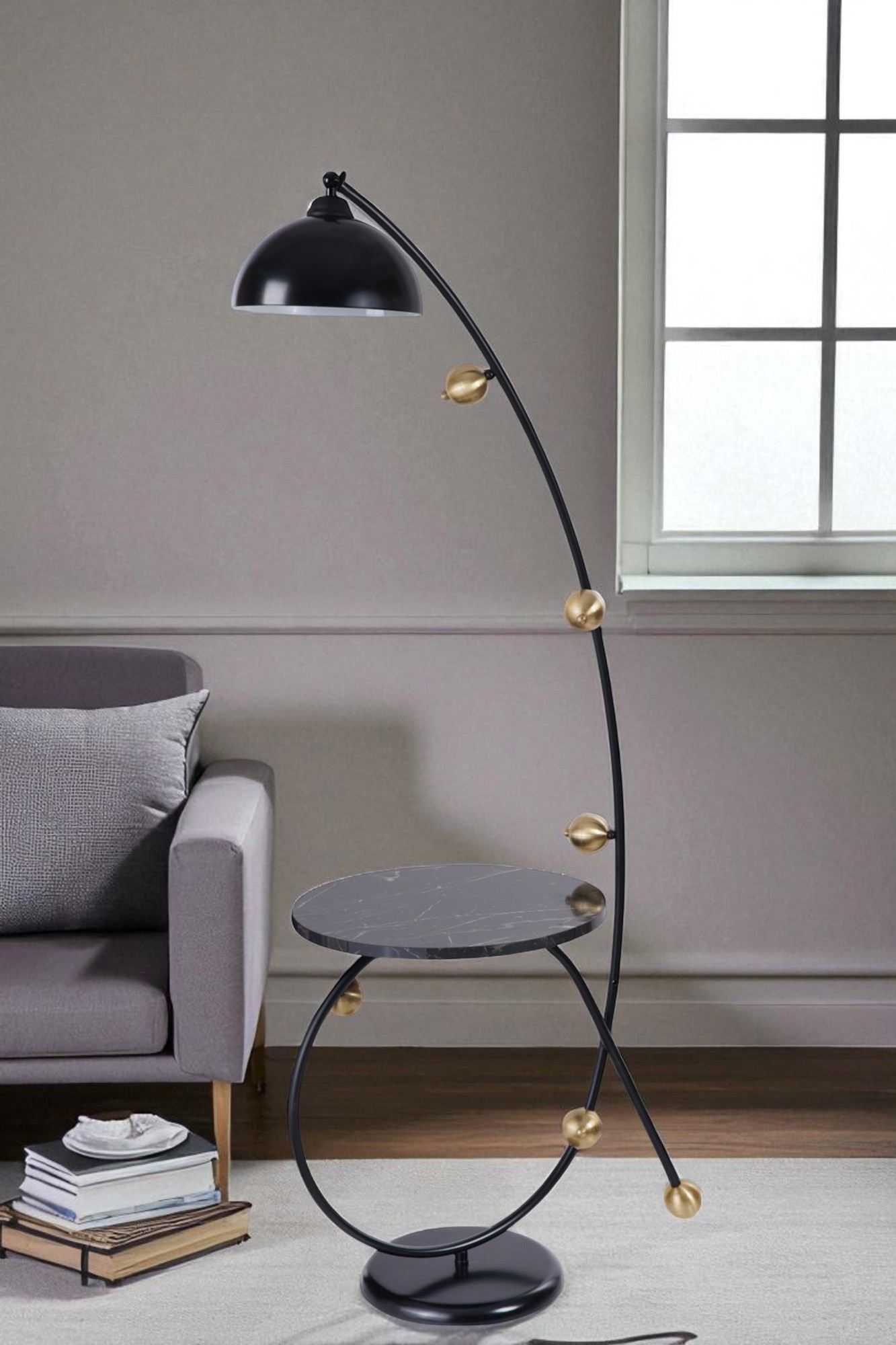Candeeiro de Pé – 155 cm de Altura – Preto e Dourado – Metal