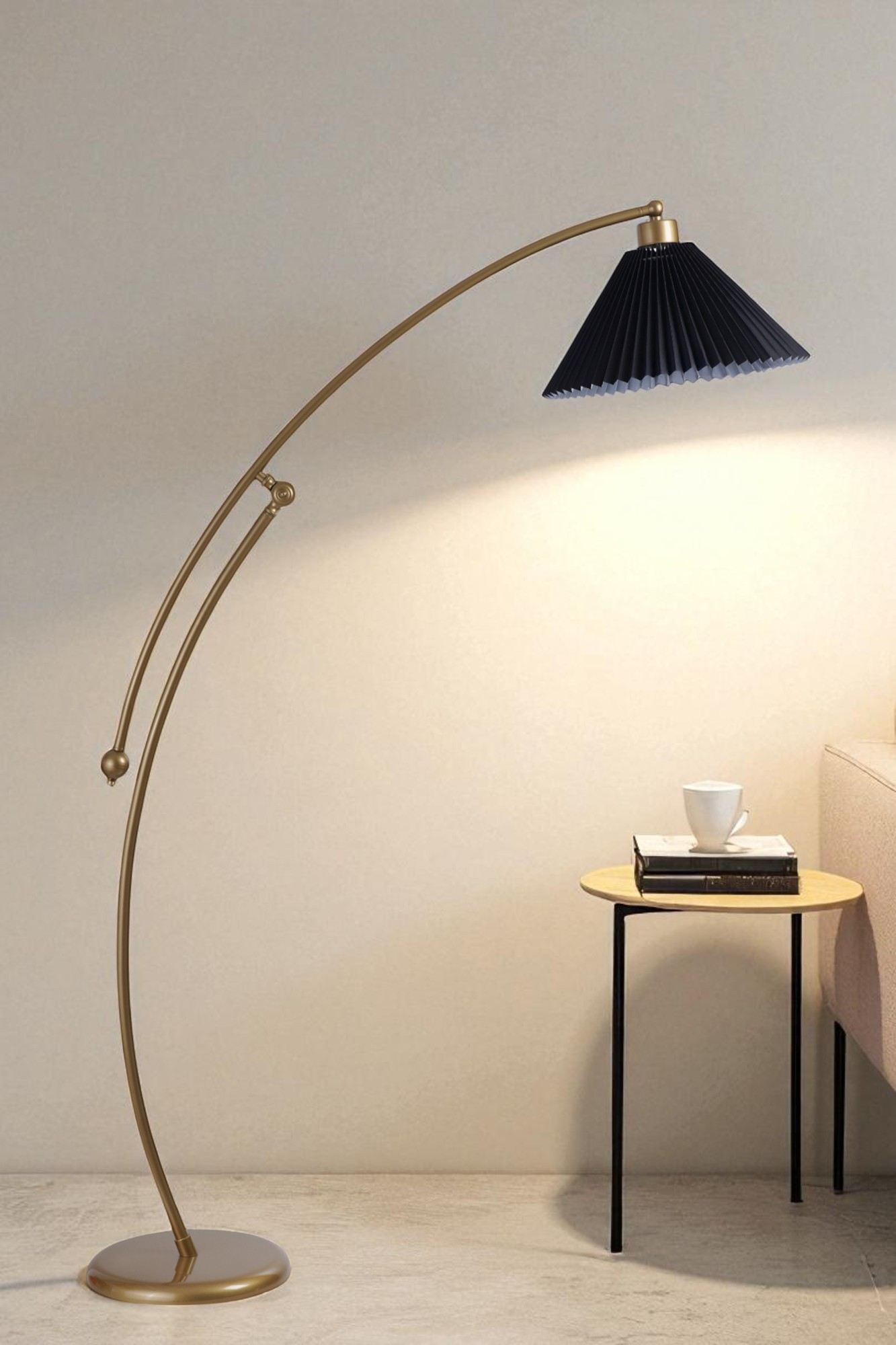 Candeeiro de Pé – 155 cm – Preto e Dourado – Metal e PVC