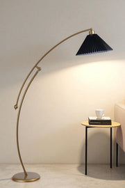 Candeeiro de Pé – 155 cm – Preto e Dourado – Metal e PVC