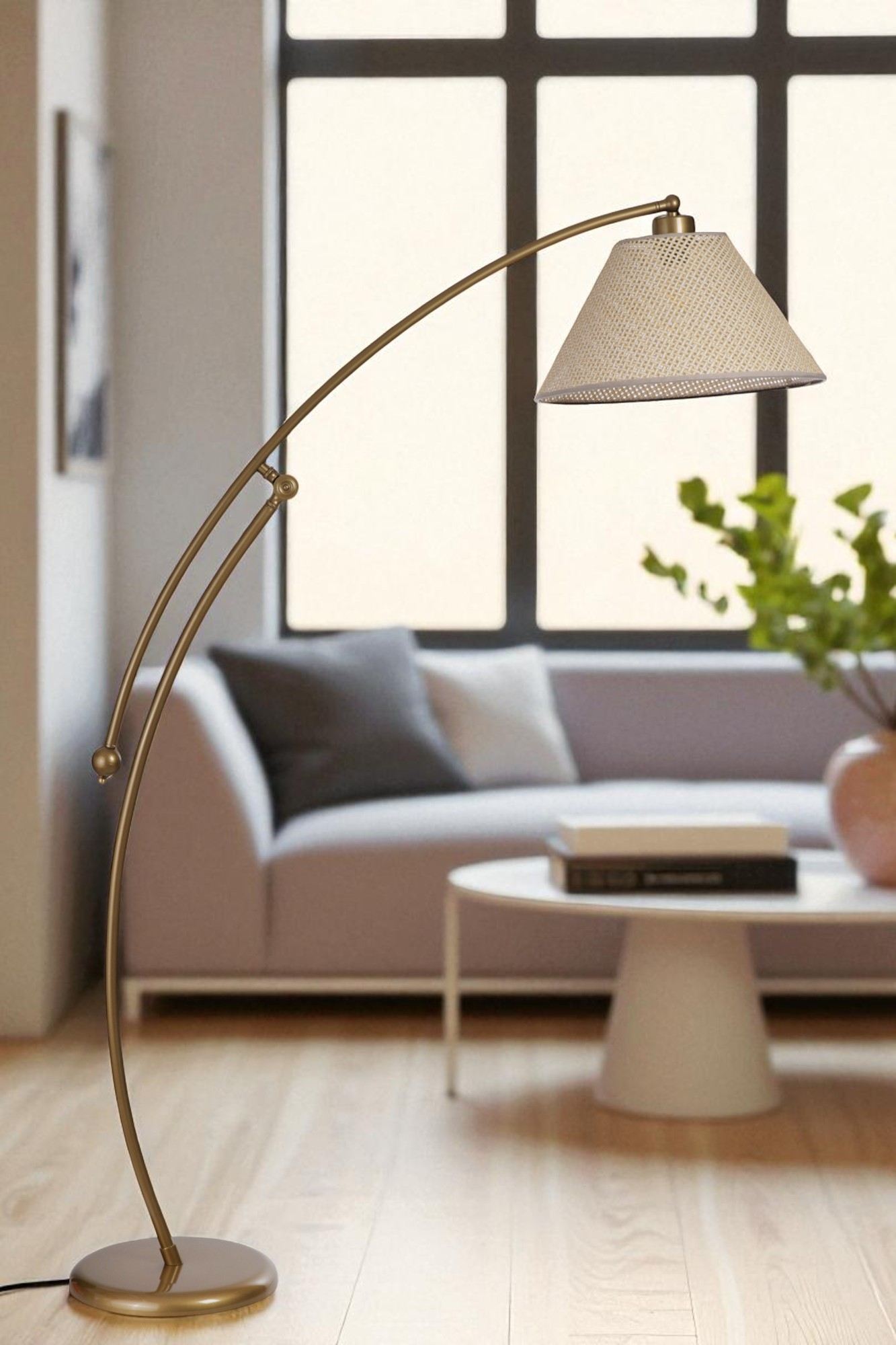 Candeeiro de Pé – 155 cm de altura – Bege e Dourado – Metal e Tecido