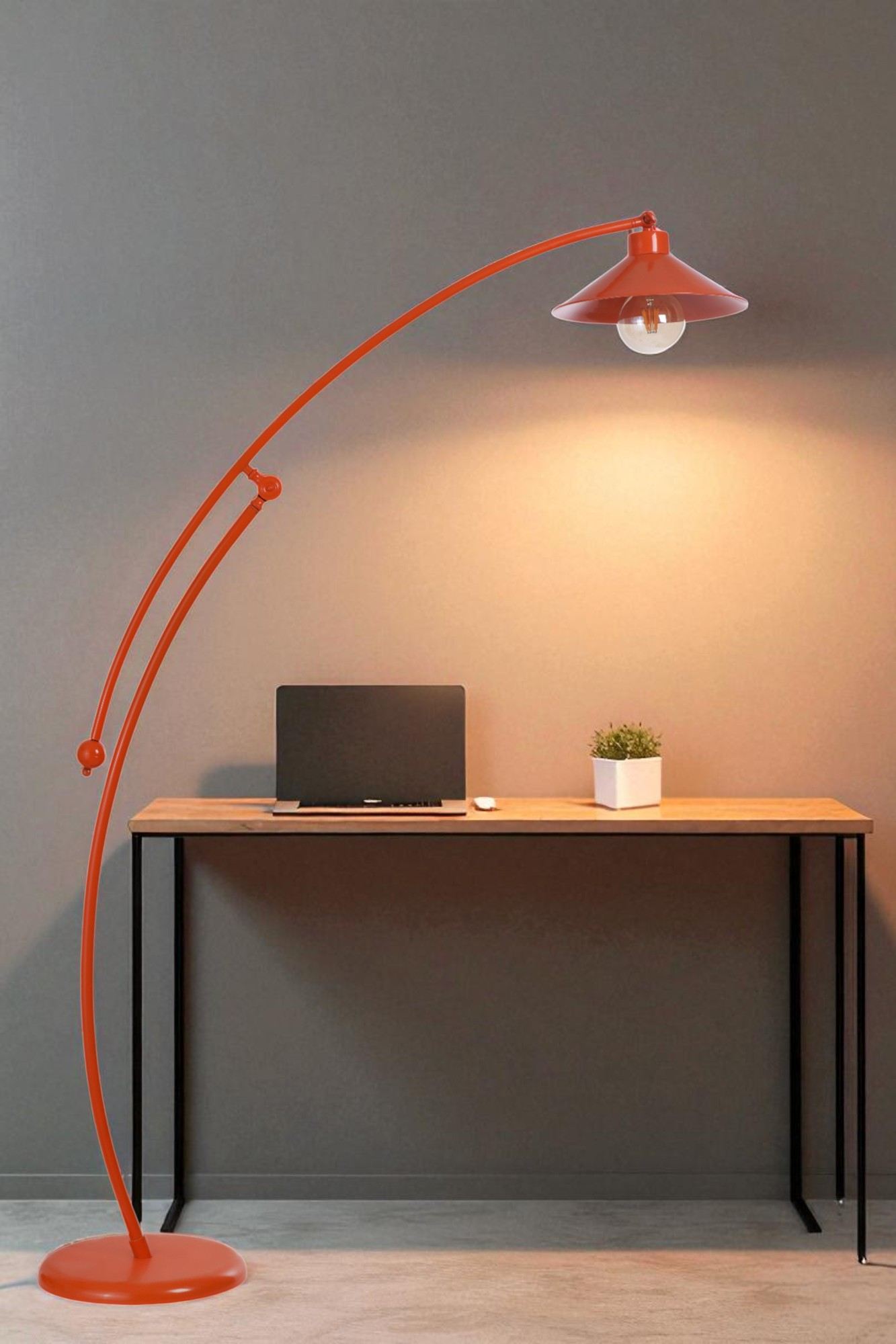 Candeeiro de Pé – 155 cm de altura – Laranja – Metal