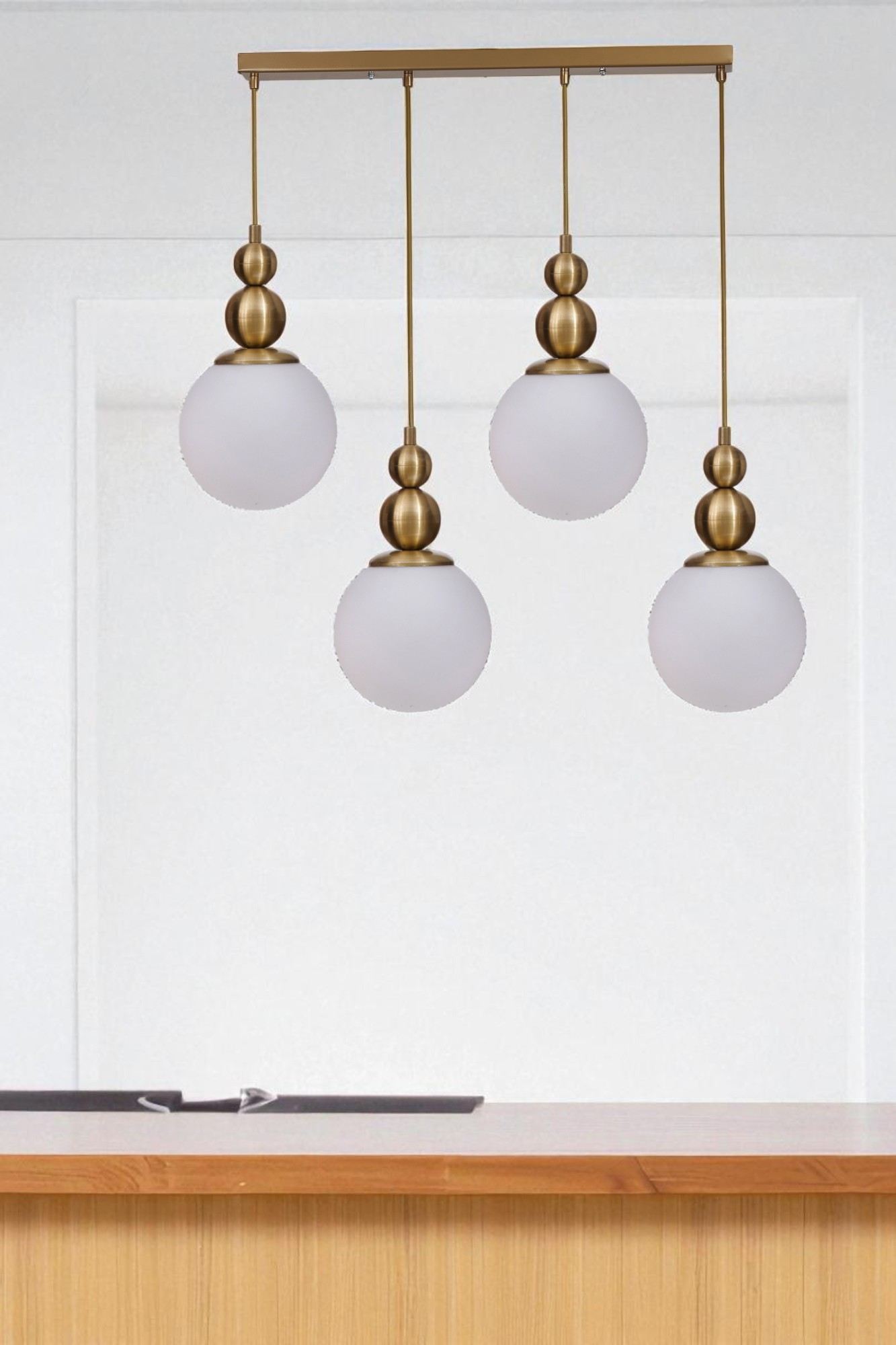 Candeeiro de Teto – Ø15 cm – Branco e Dourado – Metal e Vidro