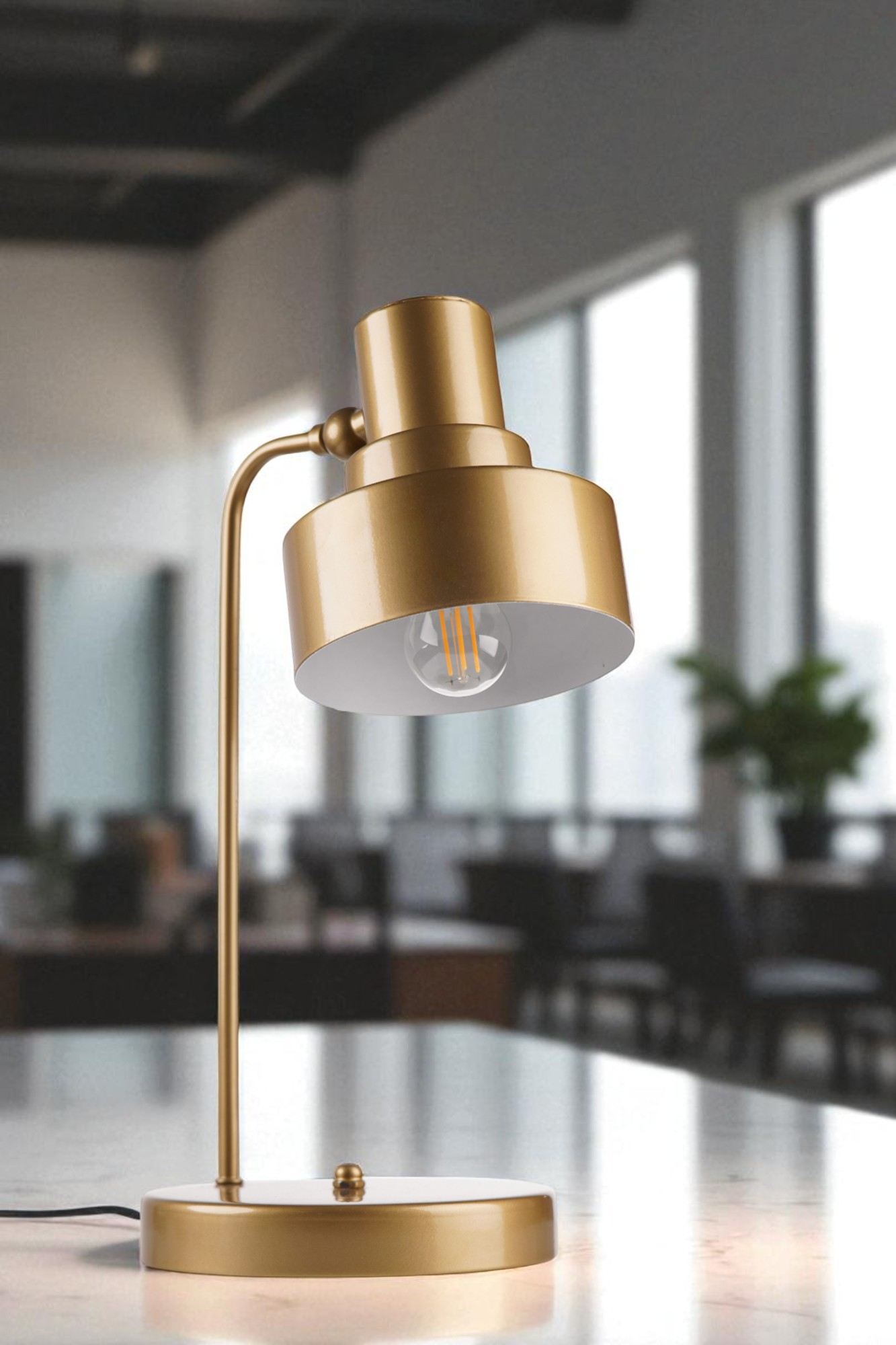 Candeeiro de Mesa – 41 cm de altura – Dourado – Metal