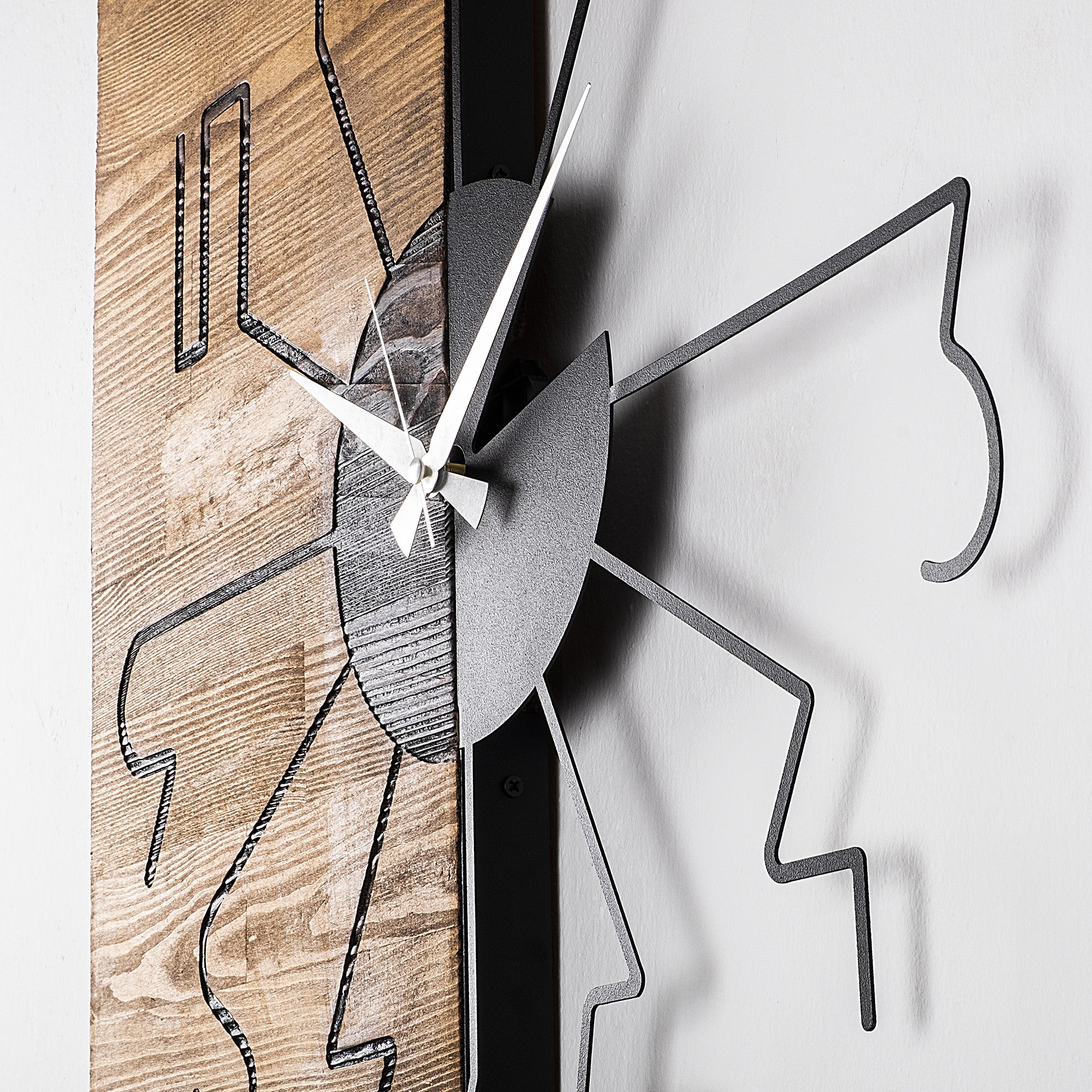 Relógio Decorativo de Parede em Madeira – 58 x 3 x 58 cm – Nogueira e Preto – Madeira e Metal